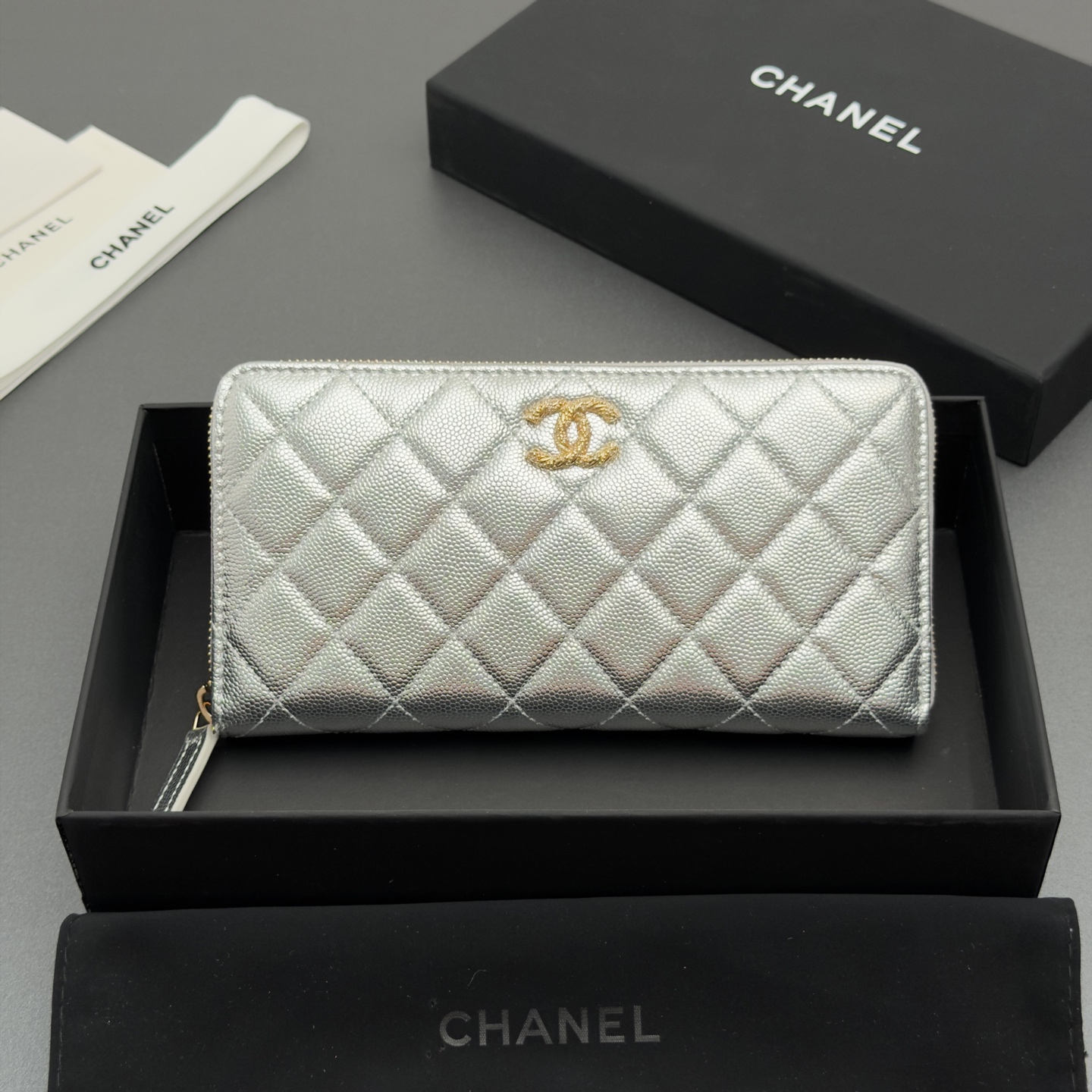 NO:879952,26 new style caviar cowhide with colorful gemstones, fashionable, elegant and refined, zipper bag series imported caviar cowhide 12 card slots, 2 bill compartments 2 compartments, 1 small zipper bag zipper opening No.: AP 5077 Color: silver fine ball pattern gold buckle Size: w19xh10xd3cm, Dior wallet handbag, dior, wallets, cowhide1986090926新款鱼仔酱牛皮搭配多彩宝石 时尚高雅精致,拉链包系列 进口鱼仔酱牛皮 12个卡槽,2个钞票隔层 2个隔层,1个小拉链袋 拉链开合 编号:AP 5077 颜色:银色细球纹金扣 尺寸:w19xh10xd3cm,Dior钱包手包,dior,wallets,cowhide,Bag