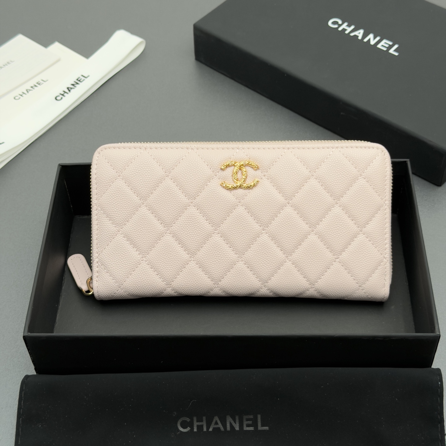 NO:879955,26 new style caviar cowhide with colorful gems, fashionable, elegant and exquisite, zipper bag series imported caviar cowhide 12 card slots, 2 bill compartments 2 compartments, 1 small zipper bag Zipper closure No.: AP 5077 Color: light pink fine ball pattern gold buckle Size: w19xh10xd3cm,,cowhide1986090926新款鱼仔酱牛皮搭配多彩宝石 时尚高雅精致,拉链包系列 进口鱼仔酱牛皮 12个卡槽,2个钞票隔层 2个隔层,1个小拉链袋 拉链开合 编号:AP 5077 颜色:浅粉色细球纹金扣 尺寸:w19xh10xd3cm,,cowhide,Bag