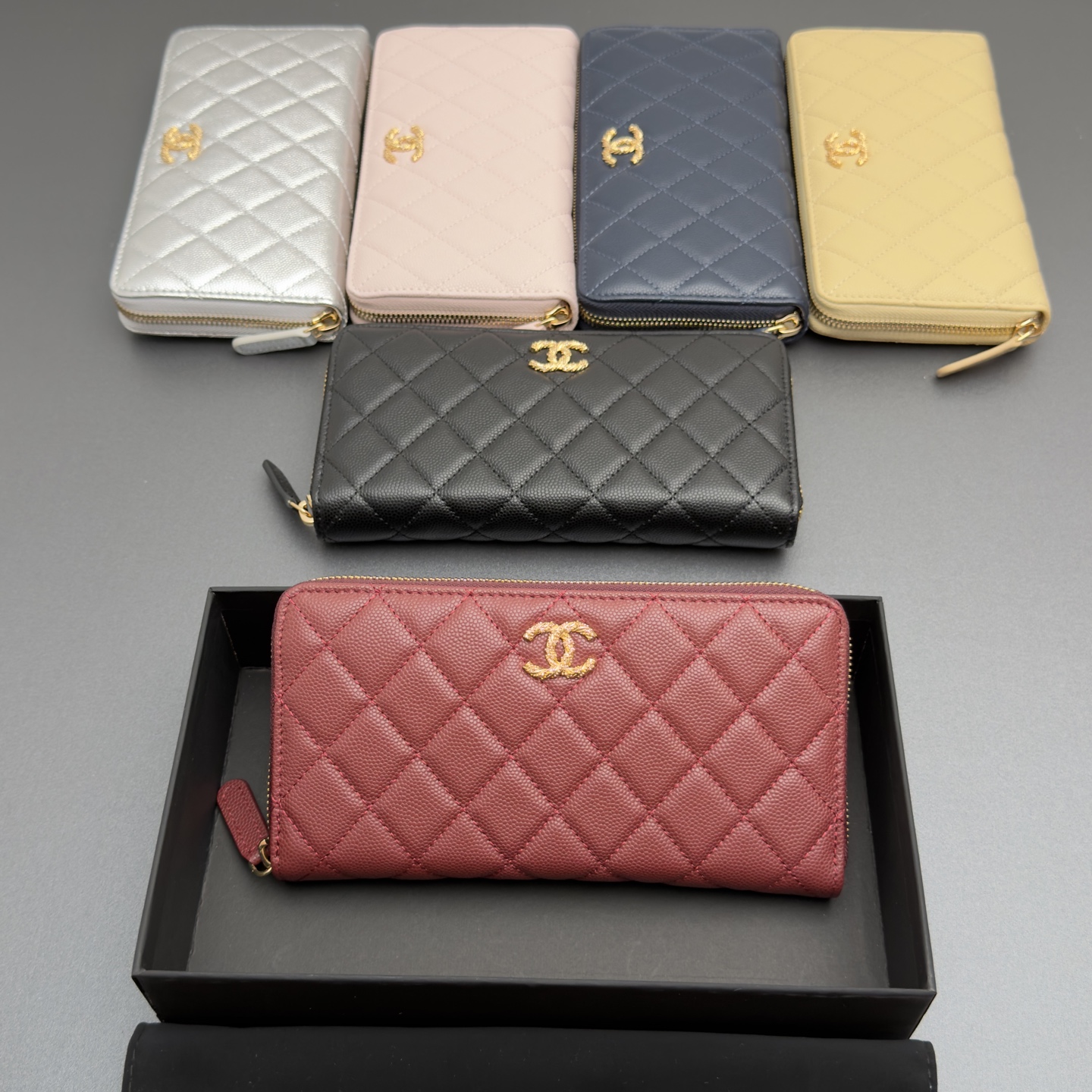 NO:880677,26 new style caviar cowhide with colorful gems, fashionable, elegant and refined, zipper bag series imported caviar cowhide 12 card slots, 2 bill compartments 2 compartments, 1 small zipper bag zipper closure Price: No.: AP 5077 Color: fine ball pattern gold buckle Size: w19xh10xd3cm, chanel wallet miumiu, chanel, miumiu, wallets, cowhide1986090926新款鱼仔酱牛皮搭配多彩宝石 时尚高雅精致,拉链包系列 进口鱼仔酱牛皮 12个卡槽,2个钞票隔层 2个隔层,1个小拉链袋 拉链开合 价格: 编号:AP 5077 颜色:细球纹金扣 尺寸:w19xh10xd3cm,chanel钱包miumiu,chanel,miumiu,wallets,cowhide,欧美剧
