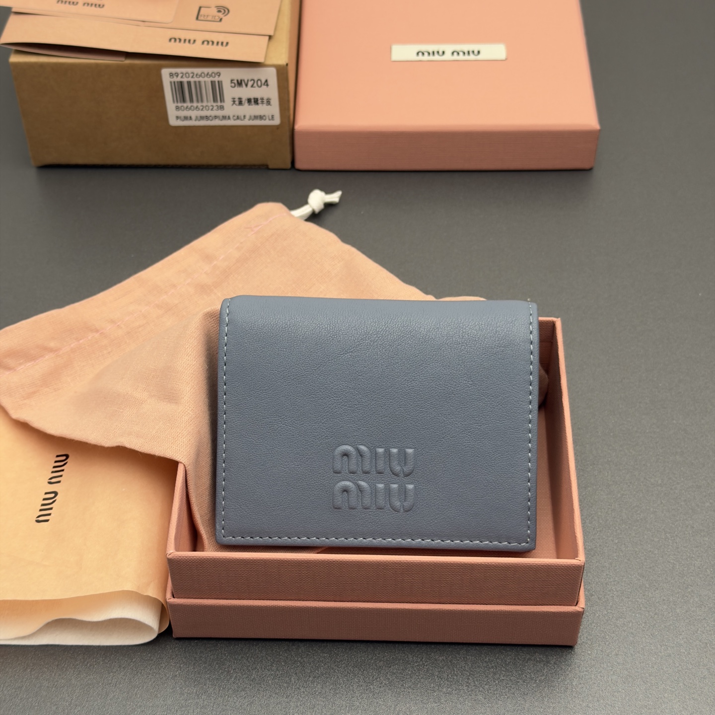 NO:879959,[Special grade hardware imported original leather] Retro leather small wallet This classic and retro details are combined in this leather wallet, supplemented by 3D raised lettering logo decoration, showing the brand style. The spacious interior is equipped with card slots and compartments, highlighting functionality.. Snap button closure, raised embossed lettering logo, one banknote compartment, three card slots, two internal pockets, internal flap coin pocket with lining, No.: 5MV204 sky blue/vegetable tanned sheepskin  Dimensions: width 8.5 cm x height 11.2 cm, wallet/handbag, wallets, sheepskin19860909【特级五金进口原厂皮】 复古皮革小号钱包 这款经典与复古细节融合于这款皮革钱包,辅以3D凸起刻字徽标装饰,尽显品牌格调,宽敞的内部空间伴有卡槽和隔层,彰显功能性.. 按扣开合 凸起压印刻字徽标 一个钞票隔层 三个卡槽 两个内部口袋 内部翻盖式零钱袋带衬里 编号:5MV204 天蓝/植鞣羊皮 尺寸:宽度8.5厘米x高度11.2厘米,钱夹/手包,wallets,sheepskin,Bag