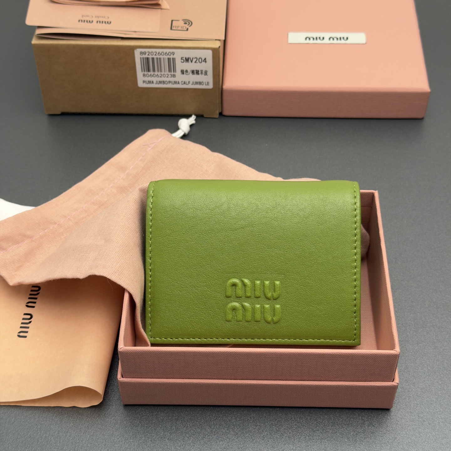 NO:879963,[Premium Hardware Imported Original Leather] Retro Leather Small Wallet Classic and retro details are combined in this leather wallet, which is decorated with 3D raised lettering logo to show the brand style. The spacious interior is equipped with card slots and compartments to highlight functionality.. Snap button closure Raised embossed lettering logo One banknote compartment Three card slots Two internal pockets Internal flap coin pocket with lining No.: 5MV204 Green/vegetable tanned sheepskin  Dimensions: width 8.5 cm x height 11.2 cm, wallet/handbag, wallets, sheepskin19860909【特级五金进口原厂皮】复古皮革小号钱包 这款经典与复古细节融合于这款皮革钱包,辅以3D凸起刻字徽标装饰,尽显品牌格调,宽敞的内部空间伴有卡槽和隔层,彰显功能性.. 按扣开合 凸起压印刻字徽标 一个钞票隔层 三个卡槽 两个内部口袋 内部翻盖式零钱袋带衬里 编号:5MV204 绿色/植鞣羊皮 尺寸:宽度8.5厘米x高度11.2厘米,钱夹/手包,wallets,sheepskin,Bag