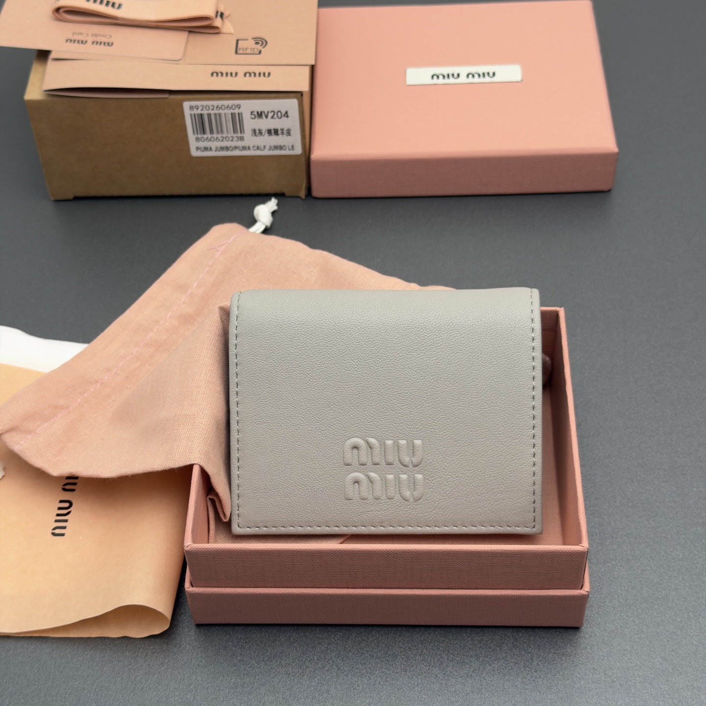 NO:879971,[Premium hardware imported original leather] Retro leather small wallet This classic and retro details are combined in this leather wallet, decorated with 3D raised lettering logo, showing the brand style. The spacious interior is equipped with card slots and compartments, highlighting functionality.. Snap button closure, raised embossed lettering logo, one banknote compartment, three card slots, two internal pockets, internal flap coin pocket with lining, No.: 5MV204, light gray/vegetable tanned sheepskin  Dimensions: width 8.5 cm x height 11.2 cm, wallet/handbag, wallets, sheepskin19860909【特级五金进口原厂皮】 复古皮革小号钱包 这款经典与复古细节融合于这款皮革钱包,辅以3D凸起刻字徽标装饰,尽显品牌格调,宽敞的内部空间伴有卡槽和隔层,彰显功能性.. 按扣开合 凸起压印刻字徽标 一个钞票隔层 三个卡槽 两个内部口袋 内部翻盖式零钱袋带衬里 编号:5MV204 浅灰色/植鞣羊皮 尺寸:宽度8.5厘米x高度11.2厘米,钱夹/手包,wallets,sheepskin,Bag