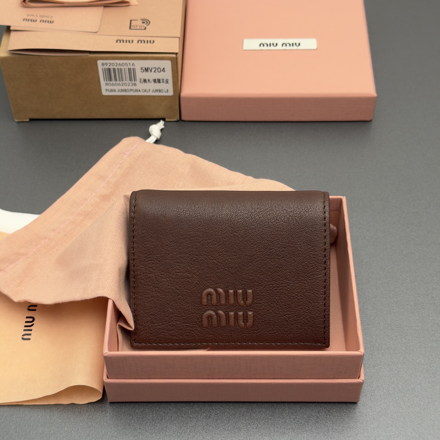 NO:879975,[Premium Hardware Imported Original Leather] Retro Leather Small Wallet Classic and retro details are combined in this leather wallet, which is decorated with 3D raised lettering logo to show the brand style. The spacious interior is equipped with card slots and compartments to highlight functionality.. Snap button closure Raised embossed lettering logo One banknote compartment Three card slots Two internal pockets Internal flip-up coin pocket with lining No.: 5MV204 Heather wood/vegetable tanned sheepskin  Dimensions: width 8.5 cm x height 11.2 cm, wallet/handbag, wallets, sheepskin19860909【特级五金进口原厂皮】复古皮革小号钱包 这款经典与复古细节融合于这款皮革钱包,辅以3D凸起刻字徽标装饰,尽显品牌格调,宽敞的内部空间伴有卡槽和隔层,彰显功能性.. 按扣开合 凸起压印刻字徽标 一个钞票隔层 三个卡槽 两个内部口袋 内部翻盖式零钱袋带衬里 编号:5MV204 石南木/植鞣羊皮 尺寸:宽度8.5厘米x高度11.2厘米,钱夹/手包,wallets,sheepskin,Bag
