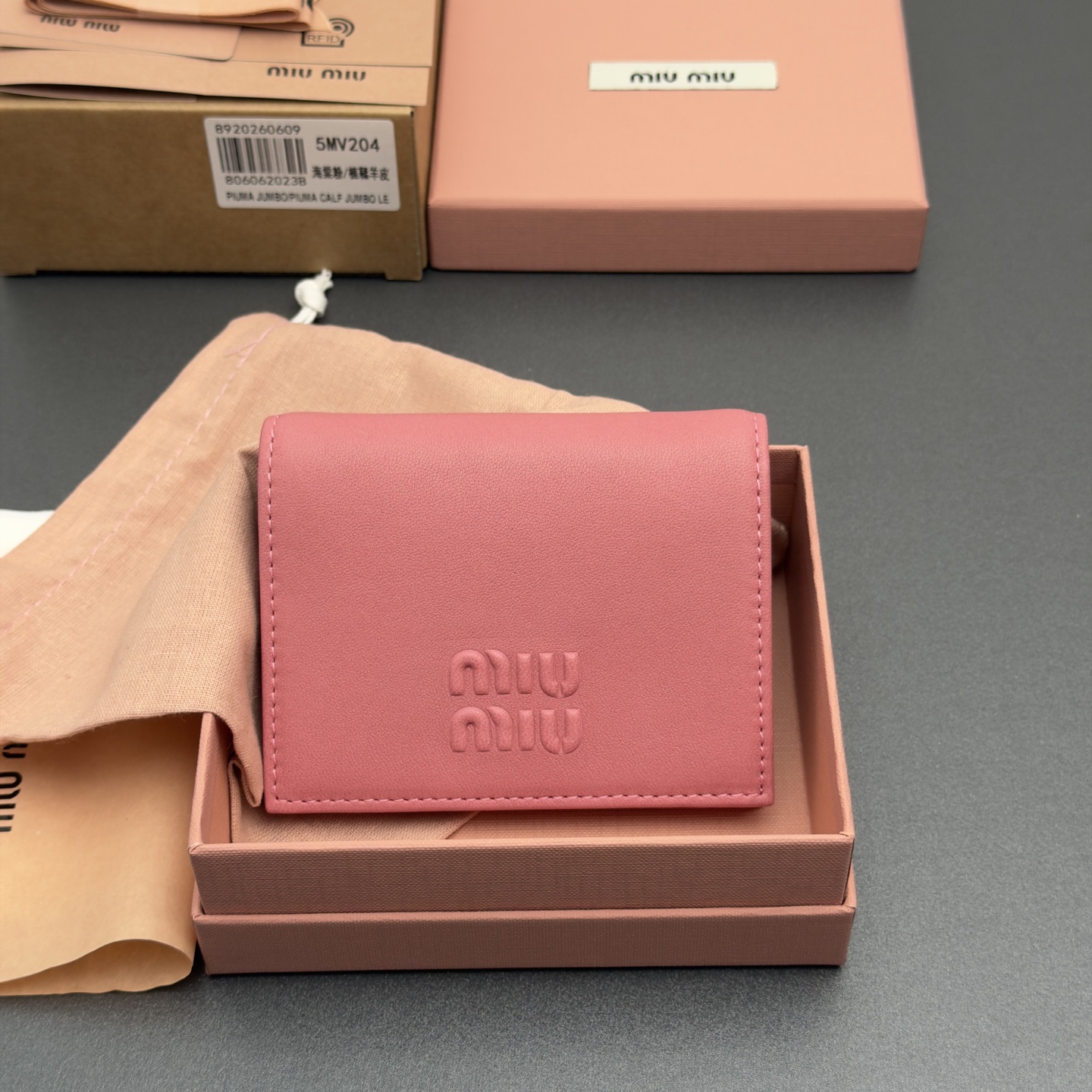 NO:879980,[Premium Hardware Imported Original Leather] Retro Leather Small Wallet Classic and retro details are combined in this leather wallet, which is decorated with 3D raised lettering logo to show the brand style. The spacious interior is equipped with card slots and compartments to highlight functionality.. Snap button closure Raised embossed lettering logo One banknote compartment Three card slots Two internal pockets Internal flap coin pocket with lining Number: 5MV204  Begonia powder/vegetable tanned sheepskin size: width 8.5 cm x height 11.2 cm, wallet/handbag, wallets, sheepskin19860909【特级五金进口原厂皮】复古皮革小号钱包 这款经典与复古细节融合于这款皮革钱包,辅以3D凸起刻字徽标装饰,尽显品牌格调,宽敞的内部空间伴有卡槽和隔层,彰显功能性.. 按扣开合 凸起压印刻字徽标 一个钞票隔层 三个卡槽 两个内部口袋 内部翻盖式零钱袋带衬里 编号:5MV204 海棠粉/植鞣羊皮 尺寸:宽度8.5厘米x高度11.2厘米,钱夹/手包,wallets,sheepskin,Bag