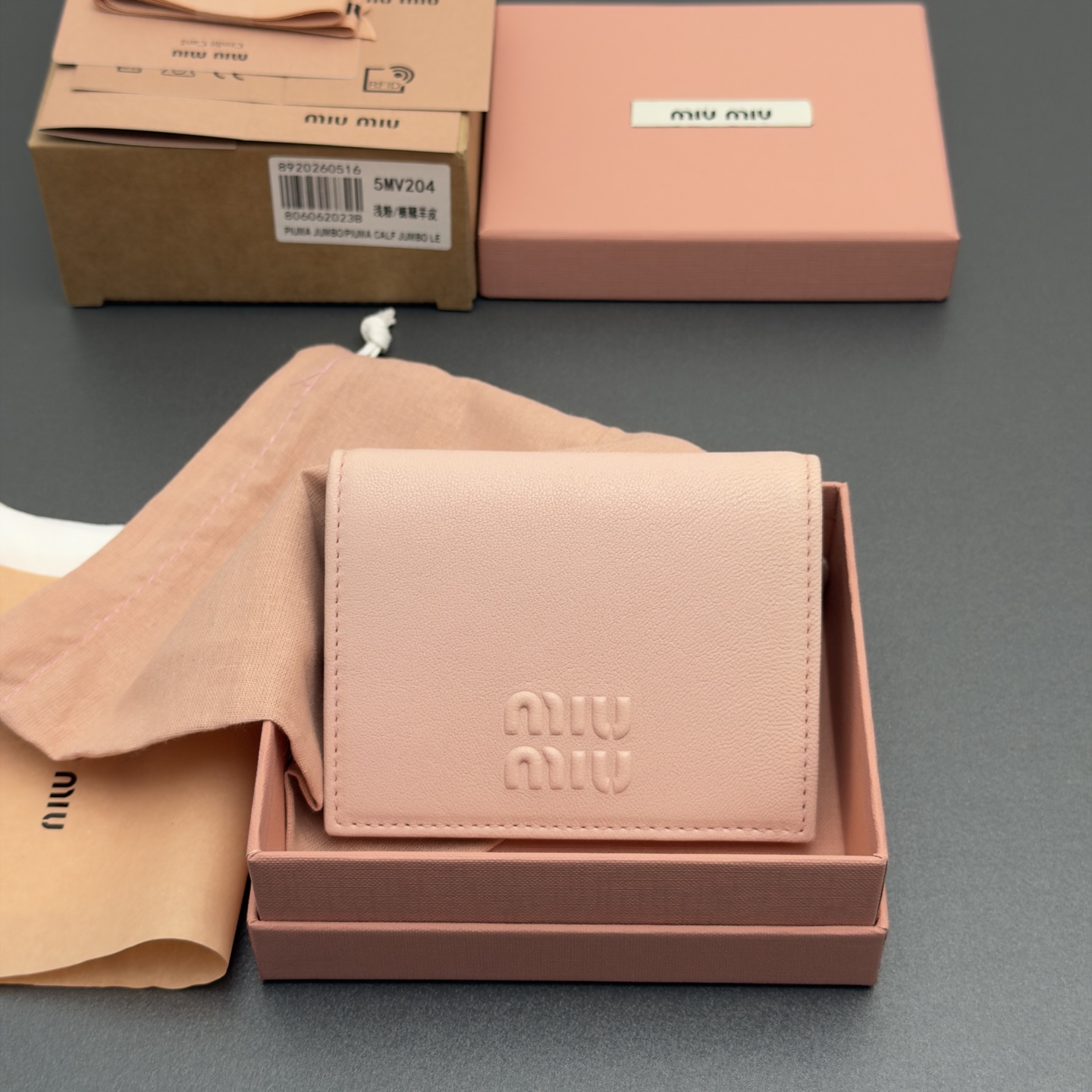 NO:879985,[Premium Hardware Imported Original Leather] Retro Leather Small Wallet Classic and retro details are combined in this leather wallet, which is decorated with 3D raised lettering logo to show the brand style. The spacious interior is equipped with card slots and compartments to highlight functionality.. Snap button closure Raised embossed lettering logo One banknote compartment Three card slots Two internal pockets Internal flip-up coin pocket with lining No.: 5MV204 Light pink/vegetable tanned sheepskin  Dimensions: width 8.5 cm x height 11.2 cm, wallet/handbag, wallets, sheepskin19860909【特级五金进口原厂皮】复古皮革小号钱包 这款经典与复古细节融合于这款皮革钱包,辅以3D凸起刻字徽标装饰,尽显品牌格调,宽敞的内部空间伴有卡槽和隔层,彰显功能性.. 按扣开合 凸起压印刻字徽标 一个钞票隔层 三个卡槽 两个内部口袋 内部翻盖式零钱袋带衬里 编号:5MV204 浅粉/植鞣羊皮 尺寸:宽度8.5厘米x高度11.2厘米,钱夹/手包,wallets,sheepskin,Bag