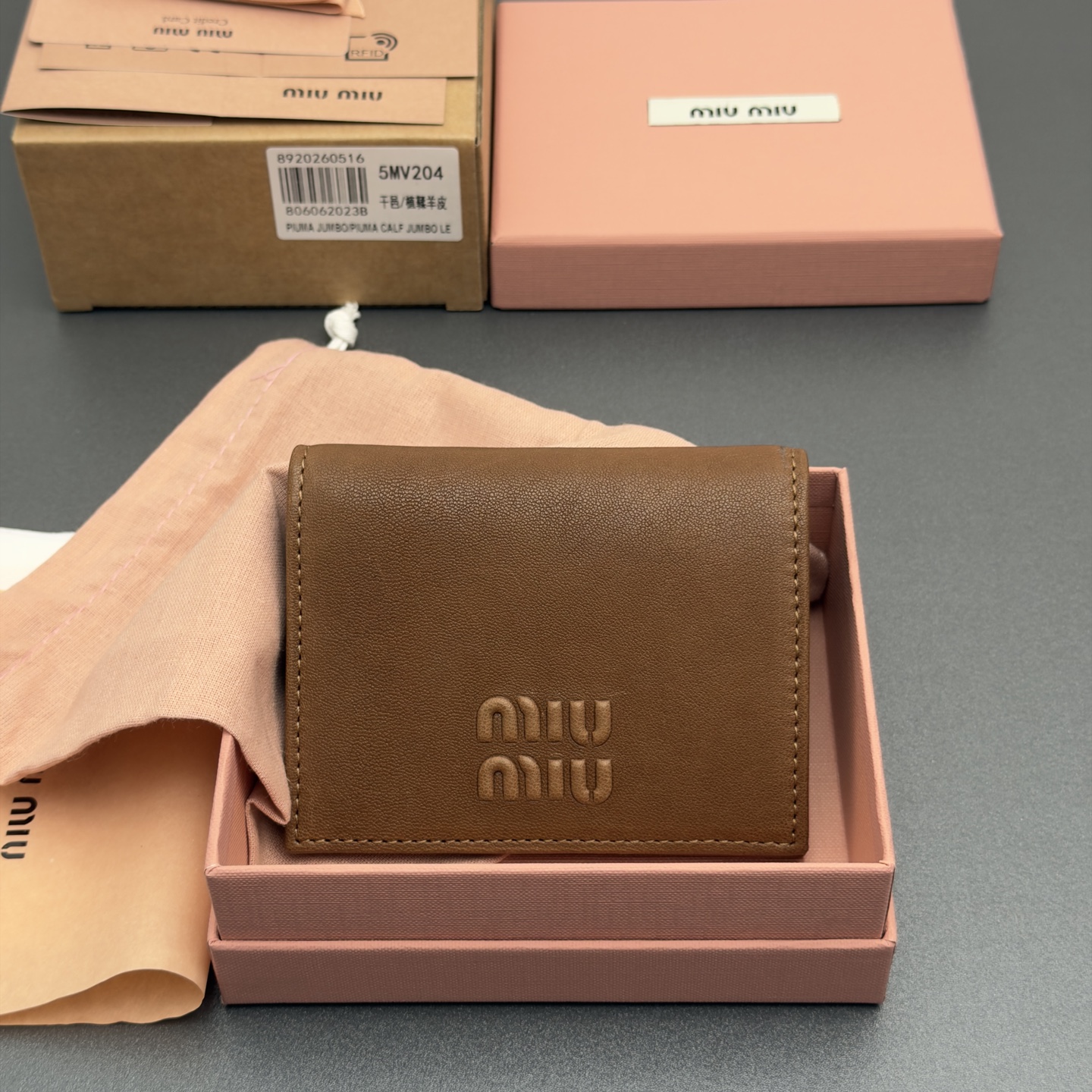 NO:879990,[Premium Hardware Imported Original Leather] Retro Leather Small Wallet Classic and retro details are combined in this leather wallet, which is decorated with 3D raised lettering logo to show the brand style. The spacious interior is equipped with card slots and compartments to highlight functionality.. Snap button closure Raised embossed lettering logo One banknote compartment Three card slots Two internal pockets Internal flap coin pocket with lining Number: 5MV204  Cognac/vegetable tanned sheepskin Size: width 8.5 cm x height 11.2 cm, wallet/handbag, wallets, sheepskin19860909【特级五金进口原厂皮】复古皮革小号钱包 这款经典与复古细节融合于这款皮革钱包,辅以3D凸起刻字徽标装饰,尽显品牌格调,宽敞的内部空间伴有卡槽和隔层,彰显功能性.. 按扣开合 凸起压印刻字徽标 一个钞票隔层 三个卡槽 两个内部口袋 内部翻盖式零钱袋带衬里 编号:5MV204 干邑/植鞣羊皮 尺寸:宽度8.5厘米x高度11.2厘米,钱夹/手包,wallets,sheepskin,Bag