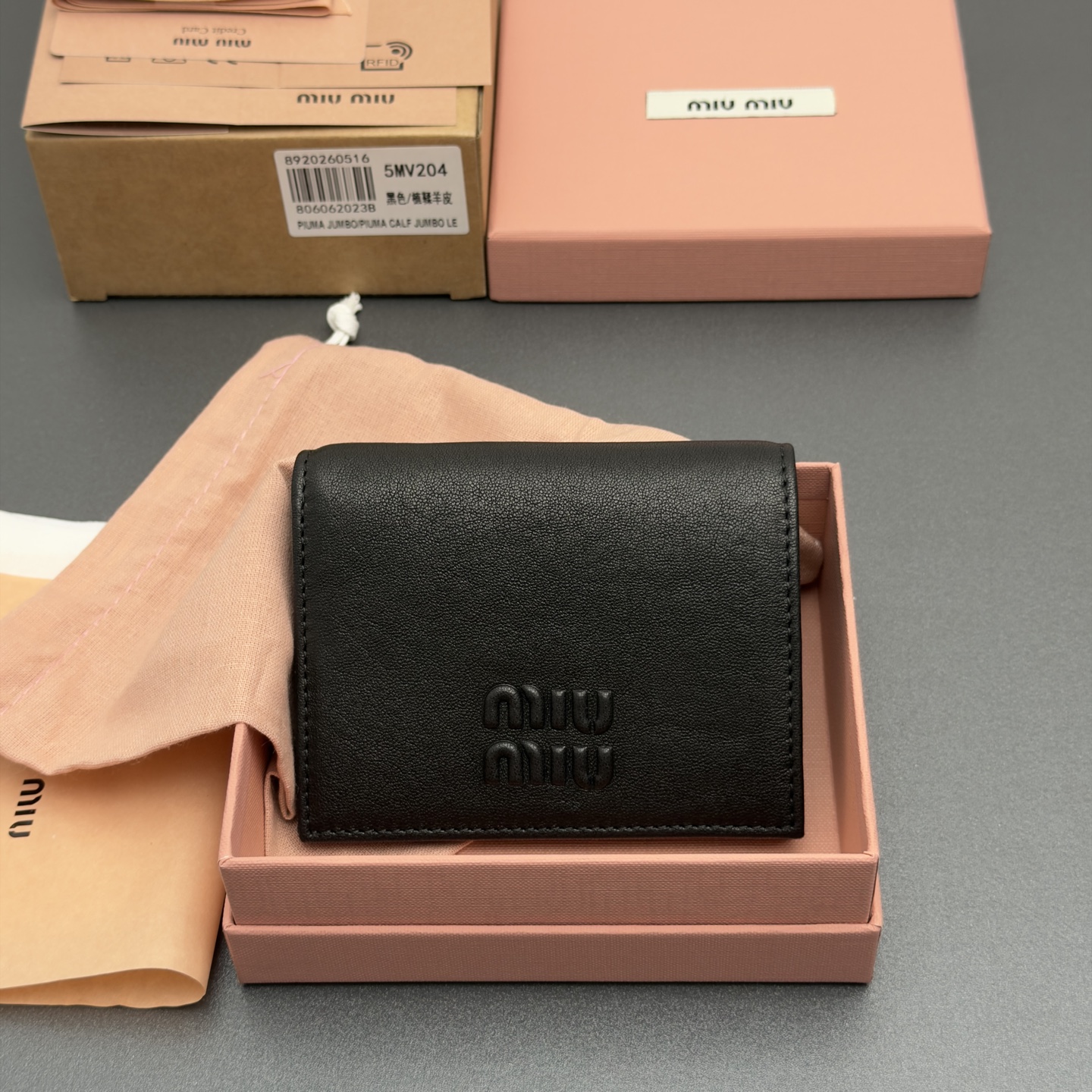 NO:879995,[Premium Hardware Imported Original Leather] Retro Leather Small Wallet Classic and retro details are combined in this leather wallet, which is decorated with 3D raised lettering logo to show the brand style. The spacious interior is equipped with card slots and compartments to highlight functionality.. Snap button closure Raised embossed lettering logo One banknote compartment Three card slots Two internal pockets Internal flap coin pocket with lining No.: 5MV204 Black/vegetable tanned sheepskin  Dimensions: width 8.5 cm x height 11.2 cm, wallet/handbag, wallets, sheepskin19860909【特级五金进口原厂皮】复古皮革小号钱包 这款经典与复古细节融合于这款皮革钱包,辅以3D凸起刻字徽标装饰,尽显品牌格调,宽敞的内部空间伴有卡槽和隔层,彰显功能性.. 按扣开合 凸起压印刻字徽标 一个钞票隔层 三个卡槽 两个内部口袋 内部翻盖式零钱袋带衬里 编号:5MV204 黑色/植鞣羊皮 尺寸:宽度8.5厘米x高度11.2厘米,钱夹/手包,wallets,sheepskin,Bag