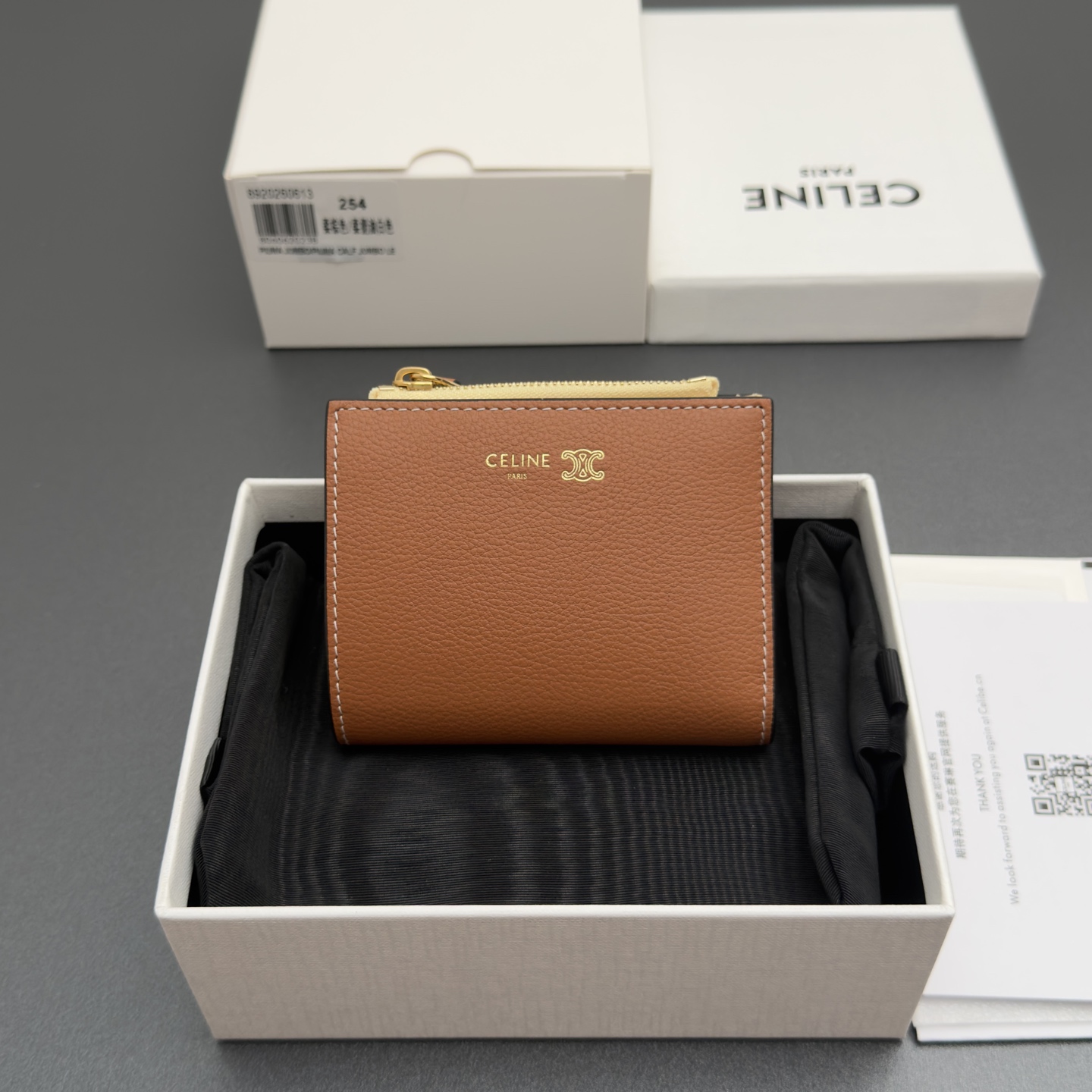 NO:880820,[Special grade imported original leather] Short wallet cow leather cow leather lining gold finish snap button closure 4 card slots 1 gusseted zipper bag 1 banknote bag 2 flat pockets No.: L100HO 254.GFS3 254 Soft brown/soft cream white Size: w10.5xh8xd2cm,chanel wallet,chanel,wallets,cowhide19860909【特级进口原厂皮】 短款钱包 牛皮革 牛皮革衬里 金色饰面 按扣开合 4个卡槽 1个带角撑拉链袋 1个纸币袋 2个扁平口袋 编号:L100HO 254 .GFS3 254 柔棕色/柔奶油白色 尺寸:w10.5xh8xd2cm,chanel钱包,chanel,wallets,cowhide,欧美剧