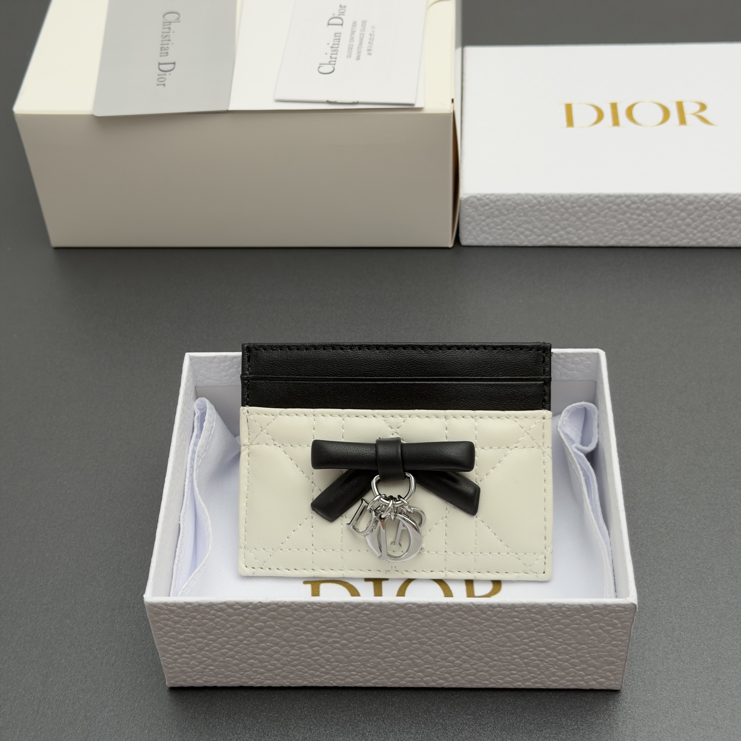 NO:880884,[Lady Freesia Card Holder Series] Carefully crafted from soft sheep leather and other materials, with cannage pattern topstitching, and a decorative leather bow on the front to enhance the style and embellish the brand logo. Elegant and refined, with five card slots, suitable for various occasions. Model S2604 black/white plaid/sheepskin size w10.5×h8×0.5cm, Dior wallet, dior, wallets, sheepskin19860909【Lady Freesia卡夹系列】 采用柔软羊皮革等材料精心制作,搭配藤格纹缉面线,正面饰以装饰性皮革蝴蝶结提升格调点缀品牌标志.高雅精致,设有五个卡糟,适合各种场合. 型号S2604黑/白腾格纹/羊皮 尺寸w10.5×h8×0.5cm,Dior钱包,dior,wallets,sheepskin,欧美剧