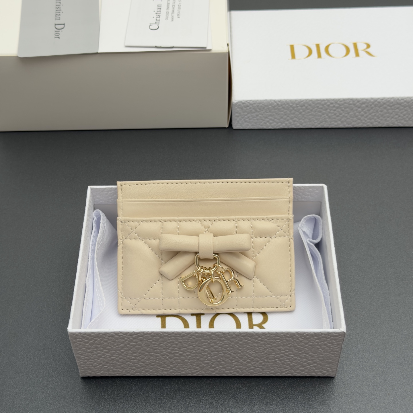 NO:880887,[Lady Freesia Card Holder Series] Carefully crafted from soft sheep leather and other materials, with cannage pattern topstitching, and a decorative leather bow on the front to enhance the style and embellish the brand logo. Elegant and refined, with five card slots, suitable for various occasions. Model S2604 chalk/off-white plaid/sheepskin size w10.5×h8×0.5cm, Dior wallet, dior, wallets, sheepskin19860909【Lady Freesia卡夹系列】 采用柔软羊皮革等材料精心制作,搭配藤格纹缉面线,正面饰以装饰性皮革蝴蝶结提升格调点缀品牌标志.高雅精致,设有五个卡糟,适合各种场合. 型号S2604粉笔/米白腾格纹/羊皮 尺寸w10.5×h8×0.5cm,Dior钱包,dior,wallets,sheepskin,欧美剧