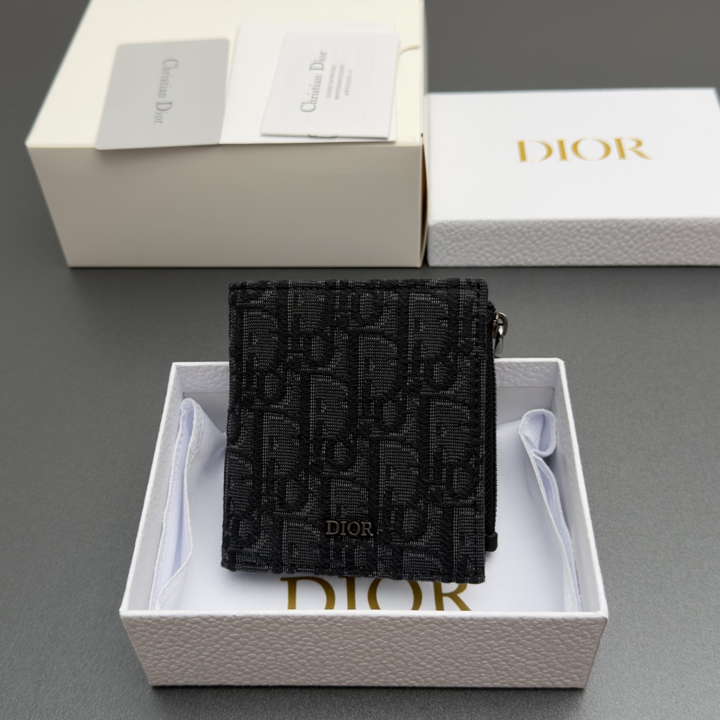 NO:880893,[Men's Bifold Wallet Series] This is carefully made of oblique printed fabrics and other materials, with a black smooth cow leather interior. Decorated with a metal brand logo on the front. 6 card slots, 2 bill compartments, and zipper pockets on the side. Fashionable and exquisite style, spacious and can be easily put into various pockets. Model H 339 Jacquard Black/Cow Leather Size w8.5xh11.8xd2.2cm, Dior wallet, dior, wallets, cowhide19860909【男士双折钱包系列】 这款采用oblique印花面料等材料精心制作,搭配黑色光滑牛皮革内部.正面饰以金属品牌标志.6个卡槽,2个钞票隔层,侧面带有拉链口袋.款式时尚精美,空间寞敞,可轻松放入各式口袋中. 型号H 339 提花黑/牛皮 尺寸w8.5xh11.8xd2.2cm,Dior钱包,dior,wallets,cowhide,欧美剧