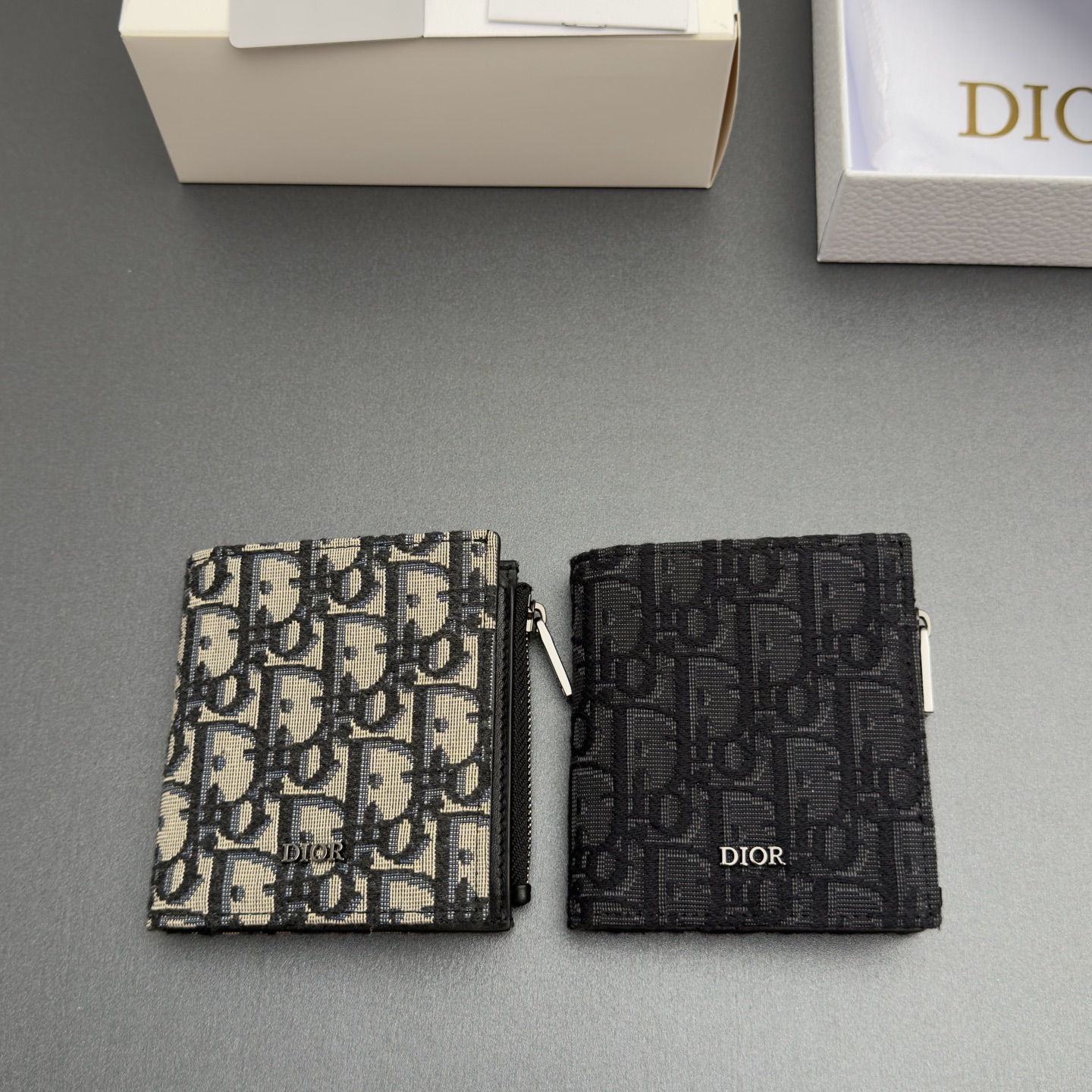 NO:880896,[Men's Bifold Wallet Series] This is carefully made of oblique printed fabrics and other materials, with a black smooth cowhide interior. Decorated with a metal brand logo on the front. 6 card slots, 2 bill compartments, and zipper pockets on the side. Fashionable and exquisite style, spacious and can be easily put into various pockets. Model H 339 jacquard/cowhide size w8.5xh11.8xd2.2cm, Dior wallet, dior, wallets, cowhide19860909【男士双折钱包系列】 这款采用oblique印花面料等材料精心制作,搭配黑色光滑牛皮革内部.正面饰以金属品牌标志.6个卡槽,2个钞票隔层,侧面带有拉链口袋.款式时尚精美,空间寞敞,可轻松放入各式口袋中. 型号H 339 提花/牛皮 尺寸w8.5xh11.8xd2.2cm,Dior钱包,dior,wallets,cowhide,欧美剧