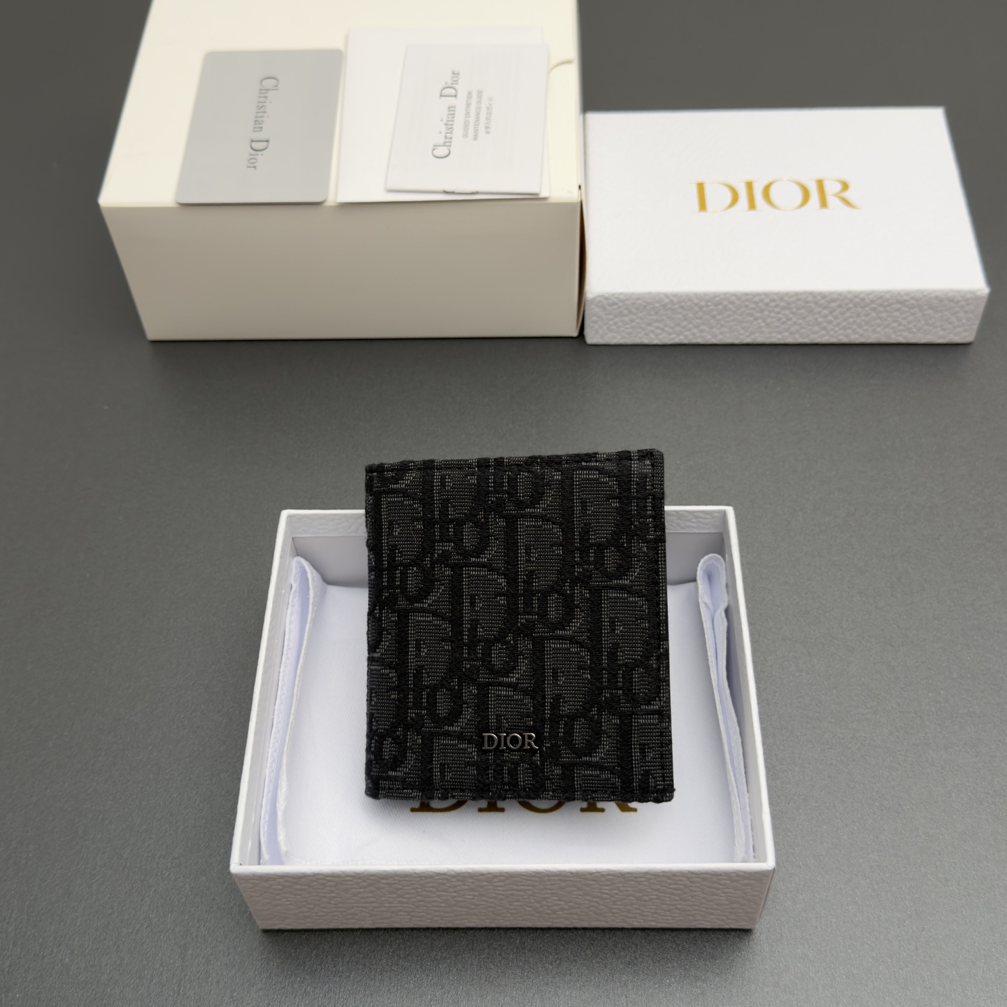 NO:880874,[Men's Bifold Wallet Series] This is carefully made of oblique printed fabrics and other materials, with a black smooth cow leather interior. Decorated with a metal brand logo on the front. 6 card slots, 1 banknote compartment, 2 receipt pockets. Fashionable and exquisite style, spacious and can be easily put into various pockets. Model H 072 Jacquard black/cowhide Size w9.2xh10cm, Dior wallet, dior, wallets, cowhide19860909【男士双折钱包系列】 这款采用oblique印花面料等材料精心制作,搭配黑色光滑牛皮革内部.正面饰以金属品牌标志.6个卡槽,1个钞票隔层,2个票据插袋.款式时尚精美,空间寞敞,可轻松放入各式口袋中. 型号H 072 提花黑/牛皮 尺寸w9.2xh10cm,Dior钱包,dior,wallets,cowhide,欧美剧
