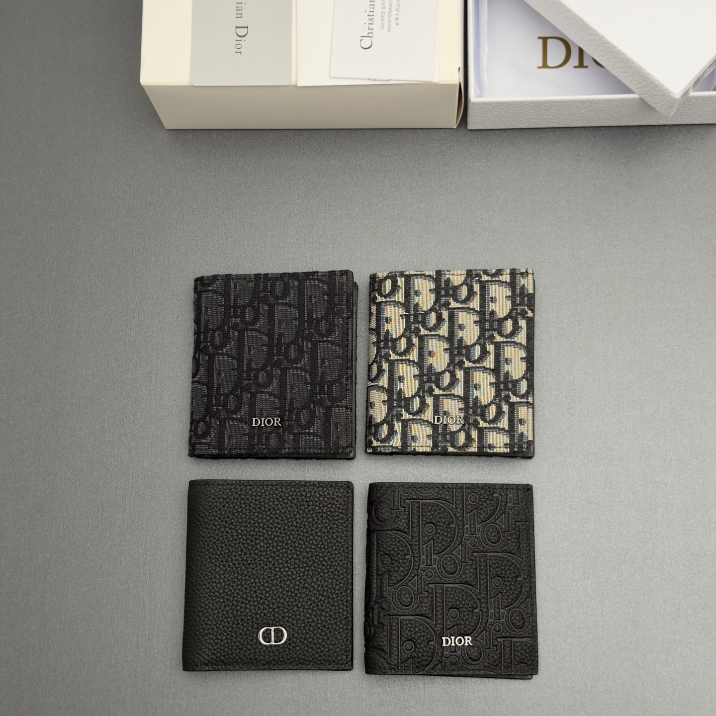 NO:880885,[Men's Bifold Wallet Series] This is carefully made of cow leather and other materials, with a black smooth cow leather interior. Decorated with a metal brand logo on the front. 6 card slots, 1 banknote compartment, 2 receipt pockets. Fashionable and exquisite style, spacious and can be easily put into various pockets. Model H 072 Size w9.2xh10cm, Dior wallet, dior, wallets, cowhide19860909【男士双折钱包系列】 这款采用牛皮革等材料精心制作,搭配黑色光滑牛皮革内部.正面饰以金属品牌标志.6个卡槽,1个钞票隔层,2个票据插袋.款式时尚精美,空间寞敞,可轻松放入各式口袋中. 型号H 072 尺寸w9.2xh10cm,Dior钱包,dior,wallets,cowhide,欧美剧