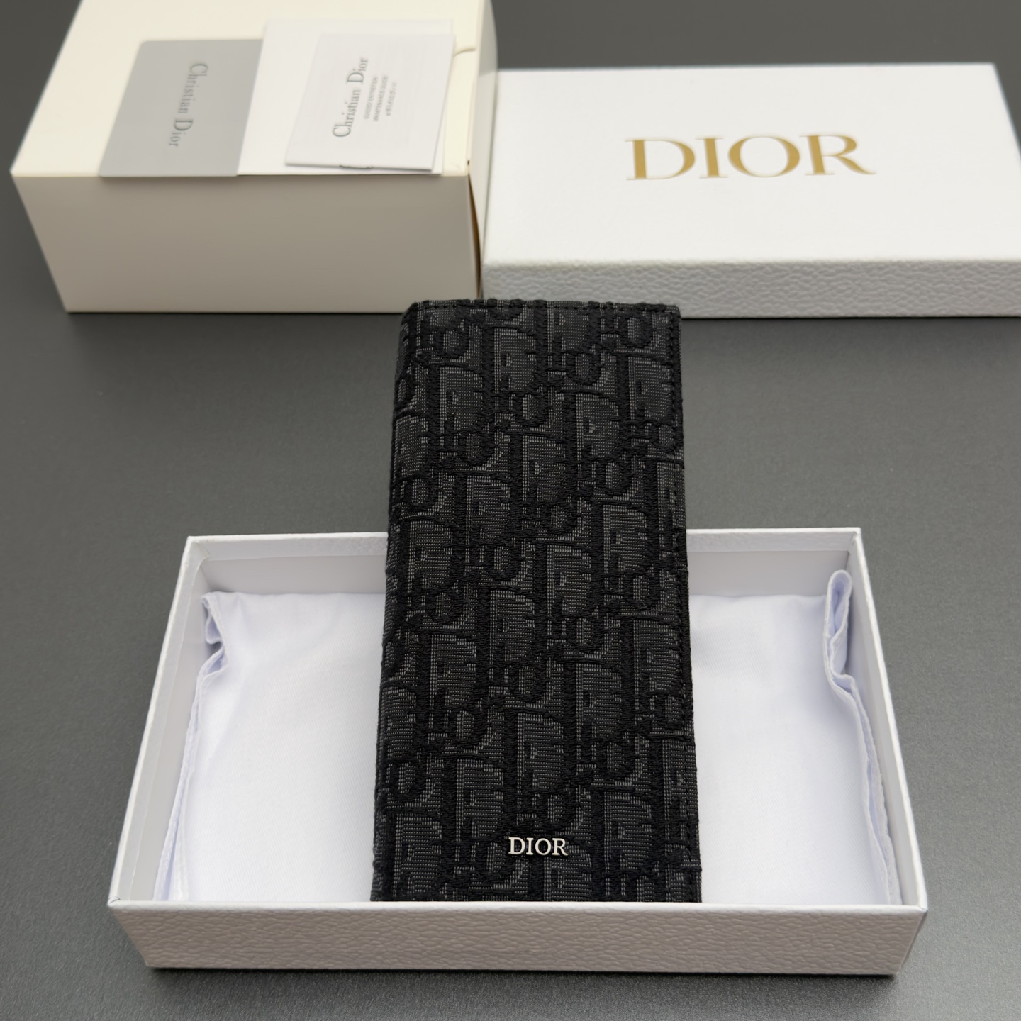 NO:880888,[Men's long bifold wallet series] This is carefully made of oblique printed fabrics and other materials, with a black smooth cow leather interior. Vertical bifold style, decorated with metal brand logo on the front. 16 card slots, 5 bill compartments, internal zipper pocket. Fashionable and exquisite style, spacious space, easy to organize cards. Model H 002 Jacquard black/cowhide Size w9xh18xd2cm, Dior wallet, dior, wallets, cowhide19860909【男士长款双折钱包系列】 这款采用oblique印花面料等材料精心制作,搭配黑色光滑牛皮革内部.竖版双折款式,正面饰以金属品牌标志.16个卡槽,5个钞票隔层,内部拉链口袋.款式时尚精美,空间寞敞,可轻松整理卡片. 型号H 002 提花黑/牛皮 尺寸w9xh18xd2cm,Dior钱包,dior,wallets,cowhide,欧美剧