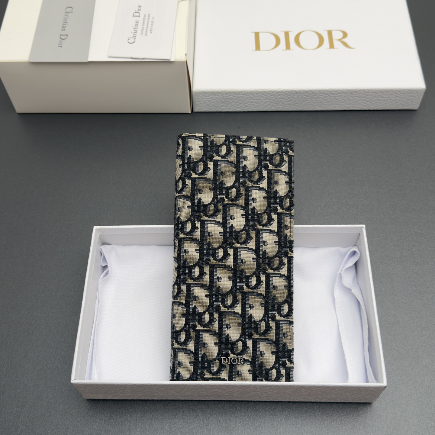 NO:880891,[Men's long bifold wallet series] This is carefully made of oblique printed fabrics and other materials, with a black smooth cow leather interior. Vertical bifold style, decorated with metal brand logo on the front. 16 card slots, 5 bill compartments, internal zipper pocket. Fashionable and exquisite style, spacious space, easy to organize cards. Model H 002 Jacquard blue/cowhide Size w9xh18xd2cm, Dior wallet, dior, wallets, cowhide19860909【男士长款双折钱包系列】 这款采用oblique印花面料等材料精心制作,搭配黑色光滑牛皮革内部.竖版双折款式,正面饰以金属品牌标志.16个卡槽,5个钞票隔层,内部拉链口袋.款式时尚精美,空间寞敞,可轻松整理卡片. 型号H 002 提花蓝/牛皮 尺寸w9xh18xd2cm,Dior钱包,dior,wallets,cowhide,欧美剧