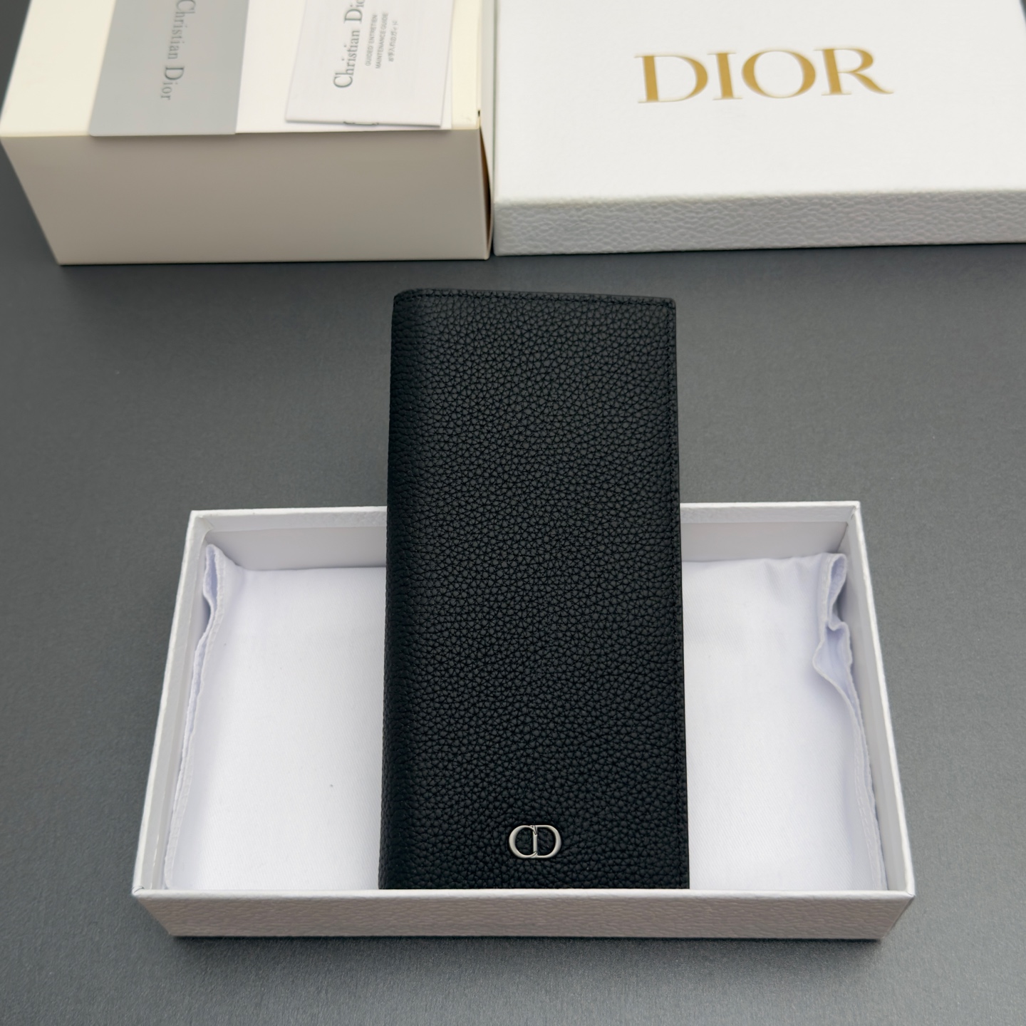 NO:880894,[Men's long bifold wallet series] This is carefully crafted from black grained cow leather and other materials, with a black smooth cowhide interior. Vertical bifold style, decorated with metal brand logo on the front. 16 card slots, 5 bill compartments, internal zipper pocket. Fashionable and exquisite style, spacious space, can easily organize cards. Model H 002 Grained black cowhide Size w9xh18xd2cm, Dior wallet, dior, wallets, cowhide19860909【男士长款双折钱包系列】 这款采用黑色粒面牛皮革等材料精心制作,搭配黑色光滑牛皮革内部.竖版双折款式,正面饰以金属品牌标志.16个卡槽,5个钞票隔层,内部拉链口袋.款式时尚精美,空间寞敞,可轻松整理卡片. 型号H 002 粒面黑牛皮 尺寸w9xh18xd2cm,Dior钱包,dior,wallets,cowhide,欧美剧
