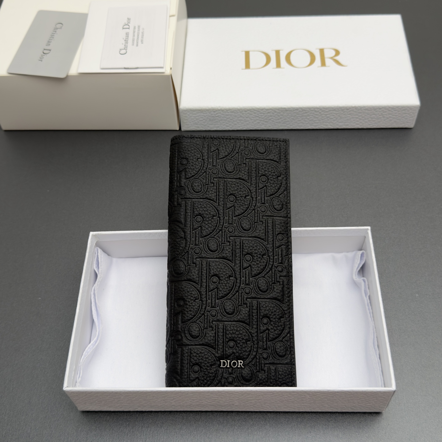 NO:880897,[Men's long bifold wallet series] This model uses embossing technology to delicately create classic patterns on black cowhide, with a black smooth cowhide interior. Vertical bifold style, decorated with metal brand logo on the front. 16 card slots, 5 bill compartments, internal zipper pocket. Stylish and exquisite style, spacious, easy to organize cards. Model H 002 printed black cowhide size w9xh18xd2cm, Dior wallet, dior, wallets, cowhide19860909【男士长款双折钱包系列】 这款采用压花工艺将经典图案精致于黑色牛皮革之上精心制作,搭配黑色光滑牛皮革内部.竖版双折款式,正面饰以金属品牌标志.16个卡槽,5个钞票隔层,内部拉链口袋.款式时尚精美,空间寞敞,可轻松整理卡片. 型号H 002 印花黑牛皮 尺寸w9xh18xd2cm,Dior钱包,dior,wallets,cowhide,欧美剧