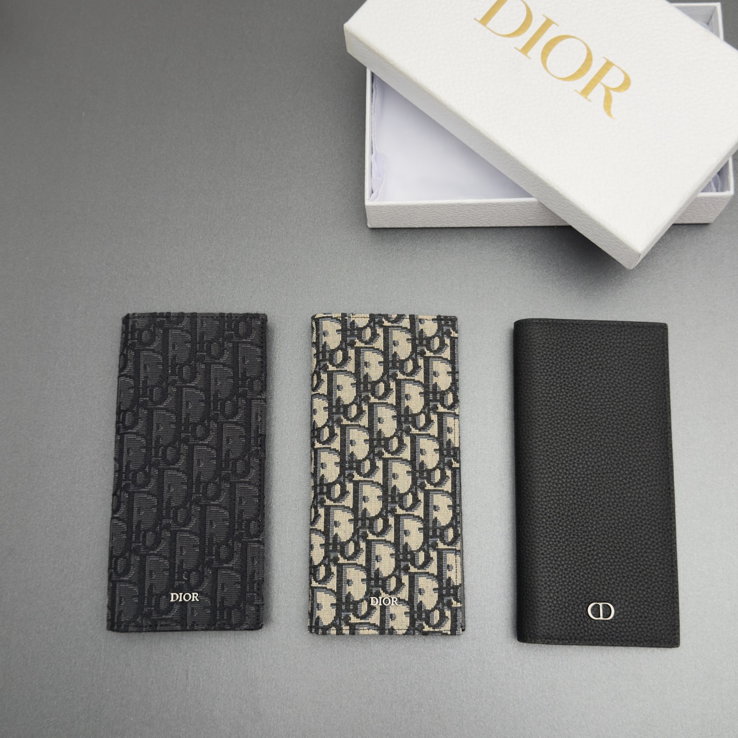 NO:880900,[Men's Long Bifold Wallet Series] This is carefully crafted on cow leather with a black smooth cowhide interior. Vertical bifold style, decorated with metal brand logo on the front. 16 card slots, 5 bill compartments, internal zipper pocket. Fashionable and exquisite style, spacious space, can easily organize cards. Model H 002 size w9xh18xd2cm, Dior wallet, dior, wallets, cowhide19860909【男士长款双折钱包系列】 这款牛皮革之上精心制作,搭配黑色光滑牛皮革内部.竖版双折款式,正面饰以金属品牌标志.16个卡槽,5个钞票隔层,内部拉链口袋.款式时尚精美,空间寞敞,可轻松整理卡片. 型号H 002 尺寸w9xh18xd2cm,Dior钱包,dior,wallets,cowhide,欧美剧