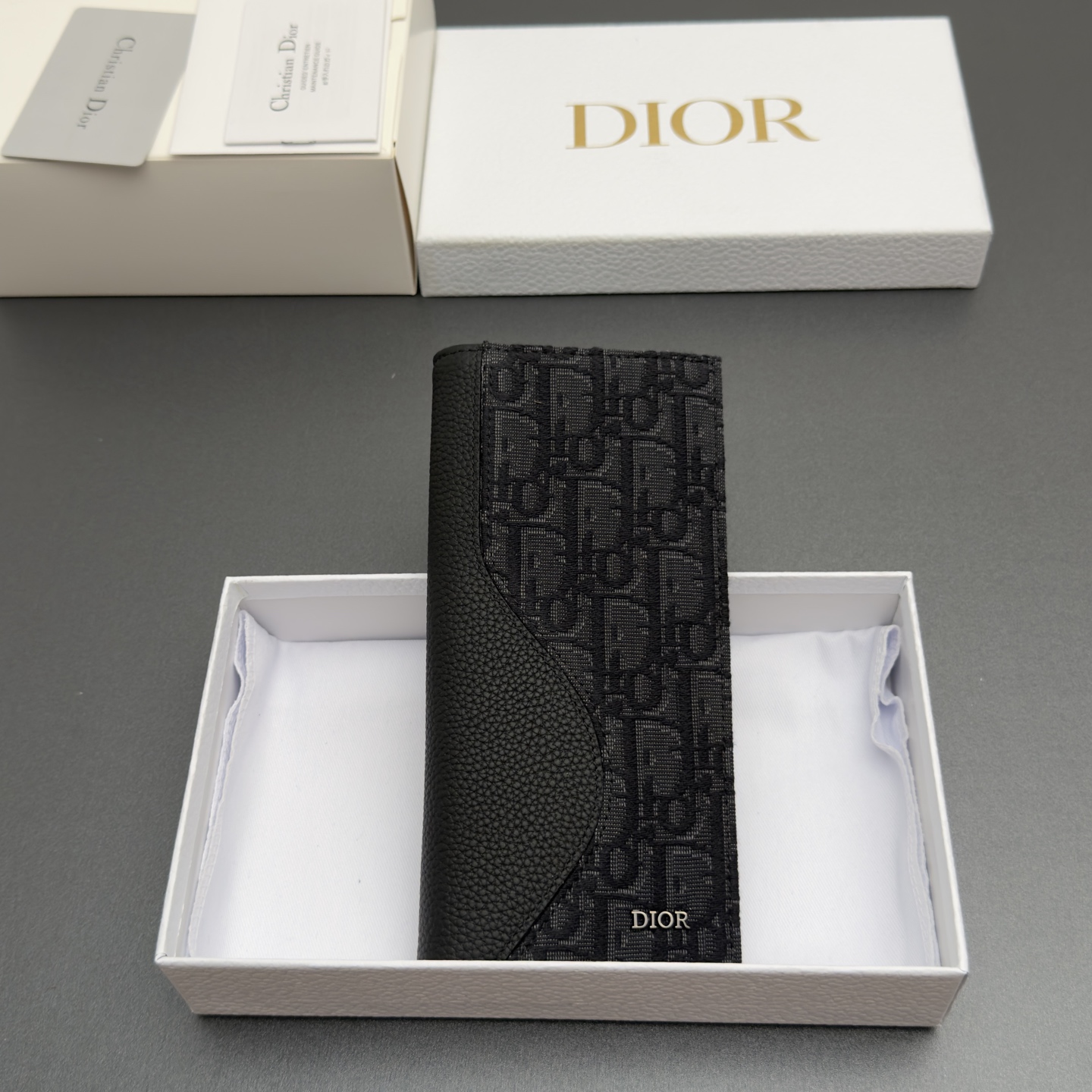 NO:880903,[Men's long bifold wallet series] This is carefully made of oblique printed fabrics and other materials, with a black smooth cow leather interior. Vertical bifold style, decorated with metal brand logo on the front. 16 card slots, 5 bill compartments, internal zipper pocket. Fashionable and exquisite style, spacious space, easy to organize cards. Model H 330 Jacquard black/cowhide Size w9xh18xd2cm, Dior wallet, dior, wallets, cowhide19860909【男士长款双折钱包系列】 这款采用oblique印花面料等材料精心制作,搭配黑色光滑牛皮革内部.竖版双折款式,正面饰以金属品牌标志.16个卡槽,5个钞票隔层,内部拉链口袋.款式时尚精美,空间寞敞,可轻松整理卡片. 型号H 330 提花黑/牛皮 尺寸w9xh18xd2cm,Dior钱包,dior,wallets,cowhide,欧美剧