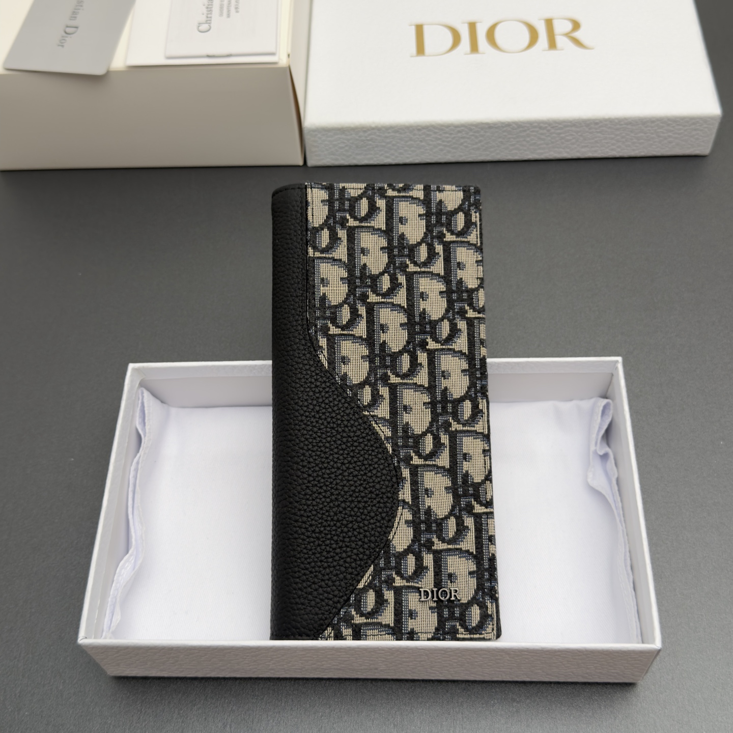 NO:880875,[Men's long bifold wallet series] This is carefully made of oblique printed fabrics and other materials, with a black smooth cow leather interior. Vertical bifold style, decorated with metal brand logo on the front. 16 card slots, 5 bill compartments, internal zipper pocket. Fashionable and exquisite style, spacious space, easy to organize cards. Model H 330 jacquard blue/cowhide size w9xh18xd2cm, Dior wallet, dior, wallets, cowhide19860909【男士长款双折钱包系列】 这款采用oblique印花面料等材料精心制作,搭配黑色光滑牛皮革内部.竖版双折款式,正面饰以金属品牌标志.16个卡槽,5个钞票隔层,内部拉链口袋.款式时尚精美,空间寞敞,可轻松整理卡片. 型号H 330 提花蓝/牛皮 尺寸w9xh18xd2cm,Dior钱包,dior,wallets,cowhide,欧美剧