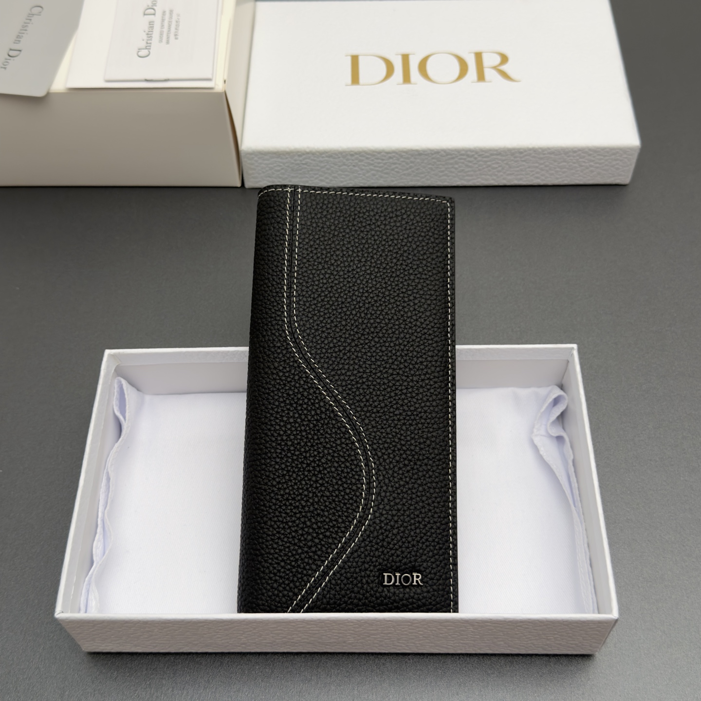 NO:880879,[Men's long bifold wallet series] This is carefully crafted from black grained cowhide and other materials, with a black smooth cowhide interior. Vertical bifold style, decorated with metal brand logo on the front. 16 card slots, 5 bill compartments, internal zipper pocket. Stylish and exquisite style, spacious space, easy to organize cards. Model H 330 Grained black cowhide Size w9xh18xd2cm, Dior wallet, dior, wallets, cowhide19860909【男士长款双折钱包系列】 这款采用黑色粒面牛皮革等材料精心制作,搭配黑色光滑牛皮革内部.竖版双折款式,正面饰以金属品牌标志.16个卡槽,5个钞票隔层,内部拉链口袋.款式时尚精美,空间寞敞,可轻松整理卡片. 型号H 330 粒面黑色牛皮 尺寸w9xh18xd2cm,Dior钱包,dior,wallets,cowhide,欧美剧