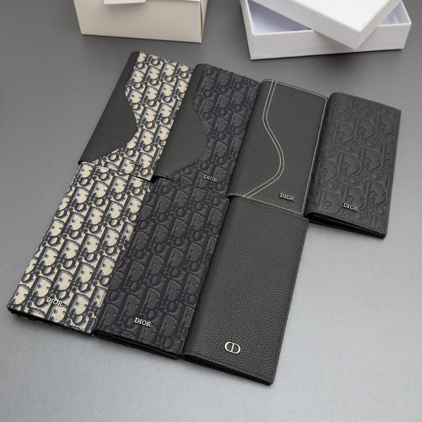 NO:880886,[Men's long bifold wallet series] This is carefully made of cow leather and other materials, with a black smooth cowhide interior. Vertical bifold style, decorated with metal brand logo on the front. 16 card slots, 5 bill compartments, internal zipper pocket. Fashionable and exquisite style, spacious space, can easily organize cards. Model H 330 Model: H 002 Size w9xh18xd2cm, Dior wallet, dior, wallets, cowhide19860909【男士长款双折钱包系列】 这款采用牛皮革等材料精心制作,搭配黑色光滑牛皮革内部.竖版双折款式,正面饰以金属品牌标志.16个卡槽,5个钞票隔层,内部拉链口袋.款式时尚精美,空间寞敞,可轻松整理卡片. 型号H 330 型号: H 002 尺寸w9xh18xd2cm,Dior钱包,dior,wallets,cowhide,欧美剧