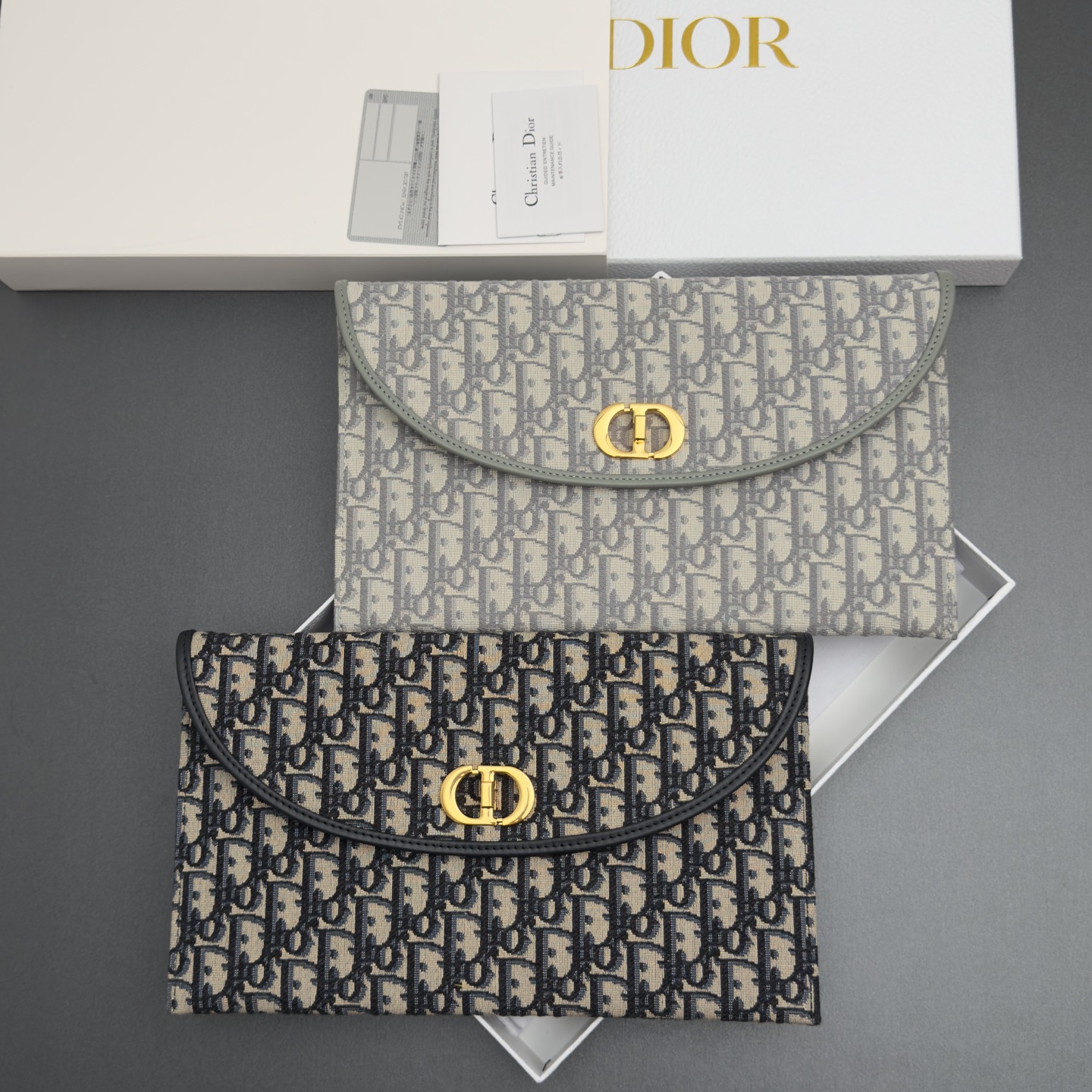 NO:940848,[30 Montaigne Avenue Flap Clutch Series] This clutch bag is carefully made of oblique printed fabrics and other materials, with smooth cow leather hijab edging and internal cow leather design. The front hijab is decorated with a metal brand logo. There are 3 card slots, 1 back pocket compartment, and 1 large space compartment. The style is fashionable and exquisite, and the space is spacious. It can store various small daily necessities and is suitable for various occasions. Model S2039  Size w30xh18xd2cm, Dior wallet, dior, wallets, handbag, cowhide19860909【30 Montaigne Avenue翻盖手拿包系列】 这款手拿包采用oblique印花面料等材料精心制作,搭配光滑牛皮革盖头包边与内部牛皮革设计.正面盖头饰以金属品牌标志.3个卡槽,1个后袋隔层,1个大空间隔层,款式时尚精美,空间寞敞,可收纳各种小日常用品,适合各种场合. 型号S2039 尺寸w30xh18xd2cm,迪奥钱包,dior,wallets,handbag,cowhide,Bag