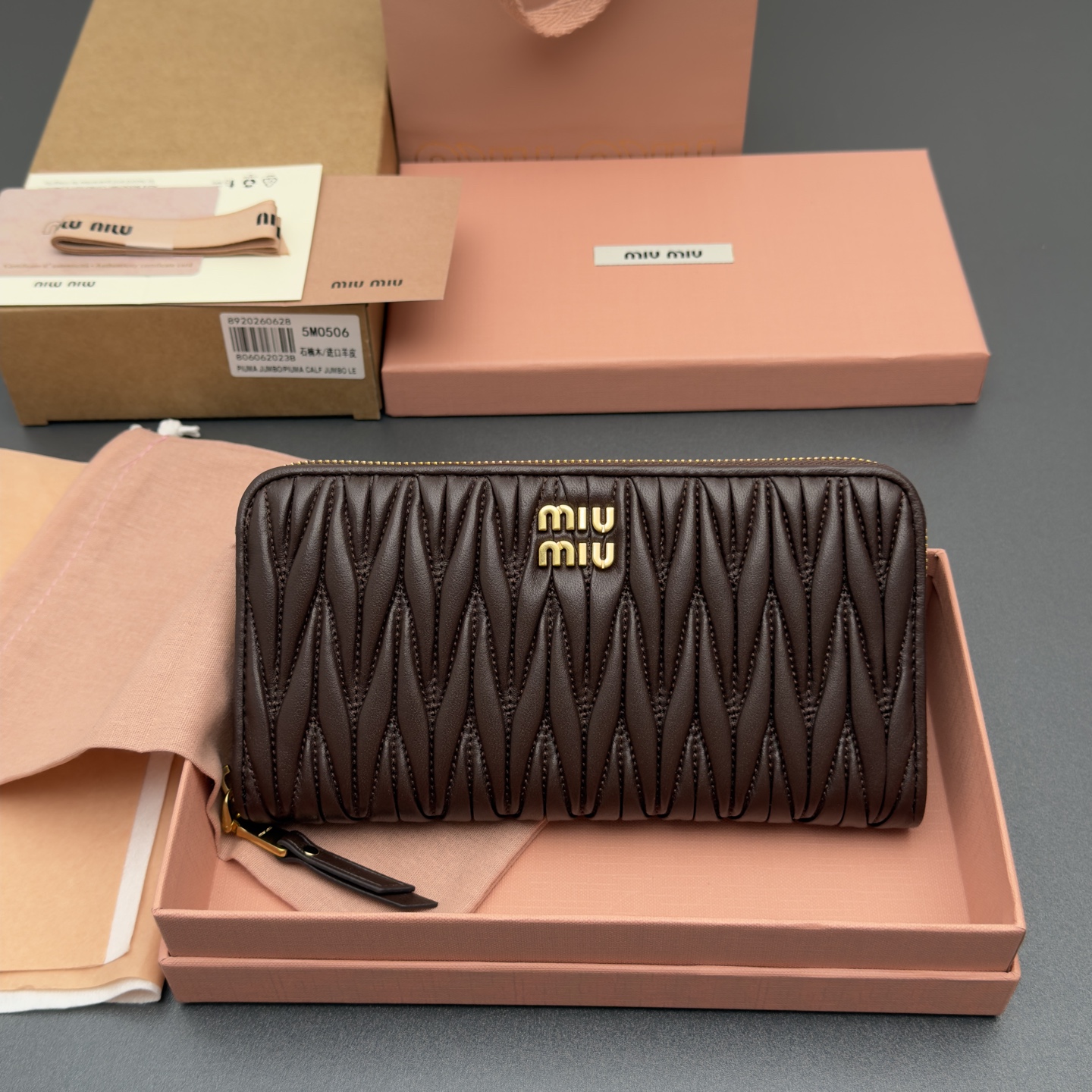 NO:920211,[Special grade hardware imported original leather] MATELASS sheepskin zipper wallet This simple and compact accessory combines form and function, presenting a unique Matelassé sheepskin leather craft effect. The body is equipped with card slots and a banknote compartment. The vertical metal lettering logo decoration brings a new look Metal lettering logo Money pull closure, sheepskin lining 12 card slots 2 gusseted compartments 1 zipper pocket 2 flat pockets Number: 5MO506  Heather wood/Imported sheepskin Size: width 20 cm x height 11 x thickness 3 cm, miumiu, miumiu, wallets, sheepskin19860909【特级五金进口原厂皮】 MATELASS 羊皮革拉链钱包 这款简约紧凑的配饰融合形式与功能,呈现别致的Matelassé羊皮革工艺效果.夹身搭载卡槽,和钞票隔层.纵向金属刻字徽标装饰焕现新意 金属刻字徽标 拉钱开合,羊皮内里 12个卡槽 2个角撑隔层 1个拉链口袋 2个扁平口袋 编号:5MO506 石南木/进口羊皮 尺寸:宽度20厘米x高度11x厚度3厘米,miumiu,miumiu,wallets,sheepskin,欧美剧