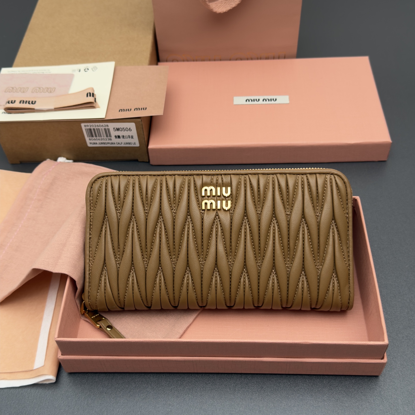 NO:920217,[Special grade hardware imported original leather] MATELASS sheepskin zipper wallet This simple and compact accessory combines form and function, presenting a unique Matelassé sheepskin leather craft effect. The body is equipped with card slots and a banknote compartment. The vertical metal lettering logo decoration brings a new look Metal lettering logo Money pull closure, sheepskin lining 12 card slots 2 gusseted compartments 1 zipper pocket 2 flat pockets Number: 5MO506  Caramel/imported sheepskin size: width 20 cm x height 11 x thickness 3 cm, miumiu, miumiu, wallets, sheepskin19860909【特级五金进口原厂皮】 MATELASS 羊皮革拉链钱包 这款简约紧凑的配饰融合形式与功能,呈现别致的Matelassé羊皮革工艺效果.夹身搭载卡槽,和钞票隔层.纵向金属刻字徽标装饰焕现新意 金属刻字徽标 拉钱开合,羊皮内里 12个卡槽 2个角撑隔层 1个拉链口袋 2个扁平口袋 编号:5MO506 焦糖/进口羊皮 尺寸:宽度20厘米x高度11x厚度3厘米,miumiu,miumiu,wallets,sheepskin,欧美剧
