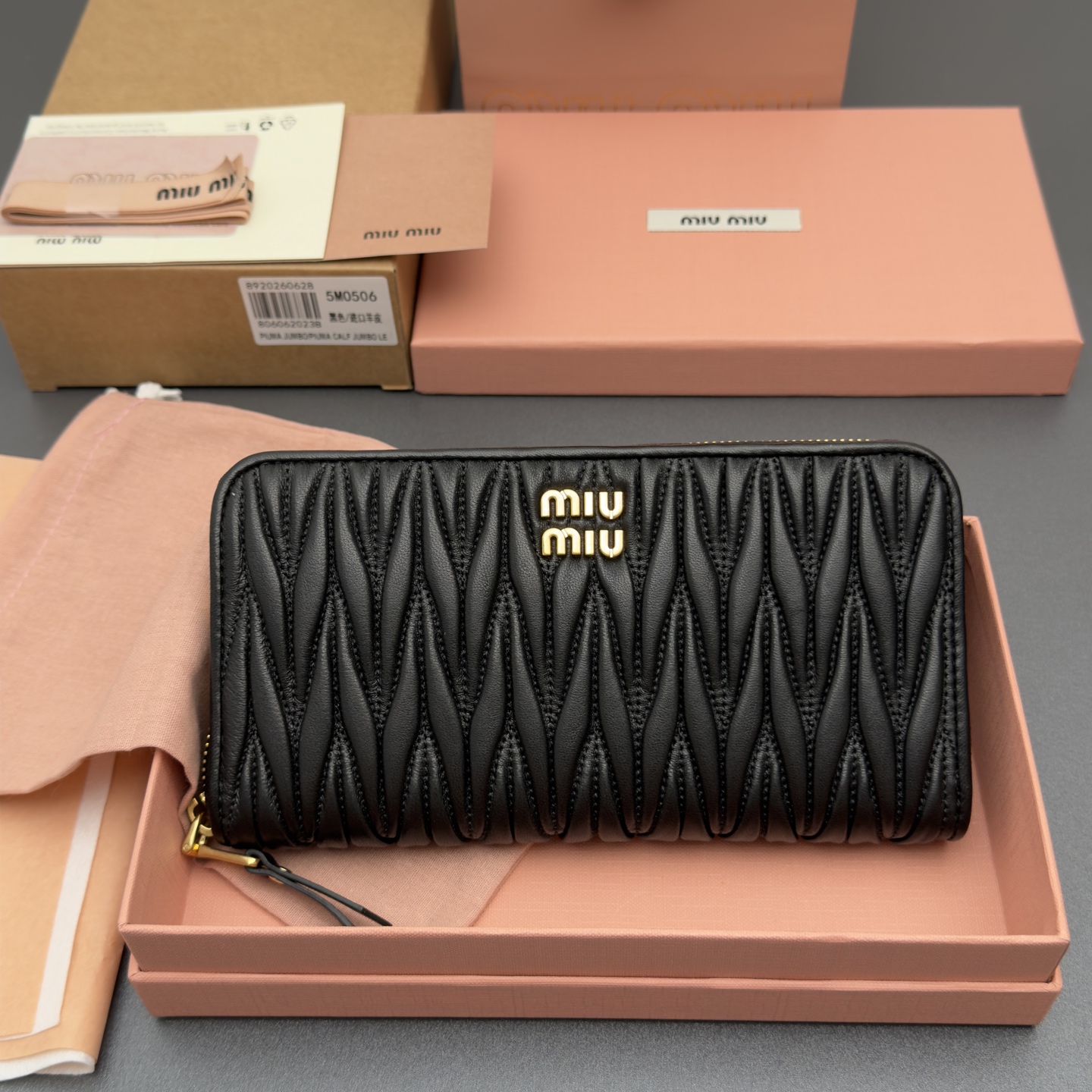 NO:920228,[Special grade hardware imported original leather] MATELASS sheepskin zipper wallet This simple and compact accessory combines form and function, presenting a unique Matelassé sheepskin leather craft effect. The body is equipped with card slots and a banknote compartment. The vertical metal lettering logo decoration brings a new look Metal lettering logo Money pull closure, sheepskin lining 12 card slots 2 gusseted compartments 1 zipper pocket 2 flat pockets Number: 5MO506  Black/imported sheepskin size: width 20 cm x height 11 x thickness 3 cm, miumiu, miumiu, wallets, sheepskin19860909【特级五金进口原厂皮】 MATELASS 羊皮革拉链钱包 这款简约紧凑的配饰融合形式与功能,呈现别致的Matelassé羊皮革工艺效果.夹身搭载卡槽,和钞票隔层.纵向金属刻字徽标装饰焕现新意 金属刻字徽标 拉钱开合,羊皮内里 12个卡槽 2个角撑隔层 1个拉链口袋 2个扁平口袋 编号:5MO506 黑色/进口羊皮 尺寸:宽度20厘米x高度11x厚度3厘米,miumiu,miumiu,wallets,sheepskin,欧美剧