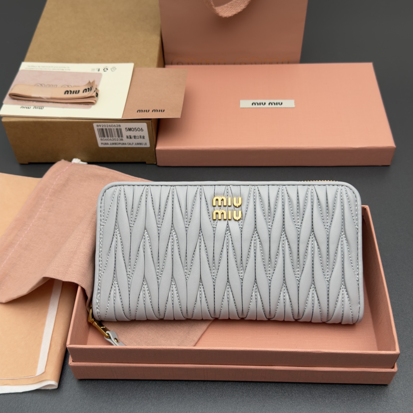 NO:920232,[Special grade hardware imported original leather] MATELASS sheepskin zipper wallet This simple and compact accessory combines form and function, presenting a unique Matelassé sheepskin leather craft effect. The body is equipped with card slots and a banknote compartment. The vertical metal lettering logo decoration brings a new look Metal lettering logo Money pull closure, sheepskin lining 12 card slots 2 gusseted compartments 1 zipper pocket 2 flat pockets Number: 5MO506  Gray blue/imported sheepskin size: width 20 cm x height 11 x thickness 3 cm, miumiu, miumiu, wallets, sheepskin19860909【特级五金进口原厂皮】 MATELASS 羊皮革拉链钱包 这款简约紧凑的配饰融合形式与功能,呈现别致的Matelassé羊皮革工艺效果.夹身搭载卡槽,和钞票隔层.纵向金属刻字徽标装饰焕现新意 金属刻字徽标 拉钱开合,羊皮内里 12个卡槽 2个角撑隔层 1个拉链口袋 2个扁平口袋 编号:5MO506 灰蓝/进口羊皮 尺寸:宽度20厘米x高度11x厚度3厘米,miumiu,miumiu,wallets,sheepskin,欧美剧