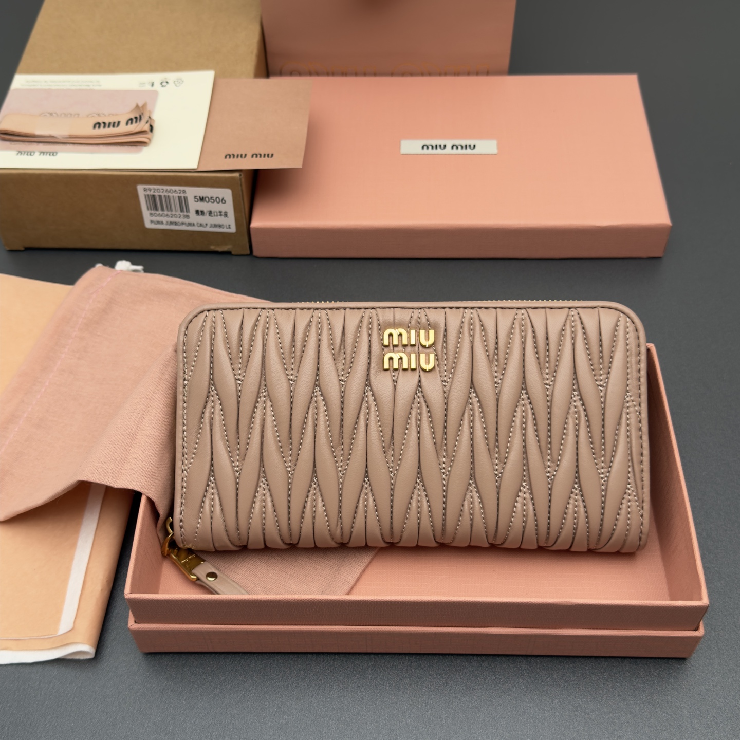 NO:920236,[Special grade hardware imported original leather] MATELASS sheepskin zipper wallet This simple and compact accessory combines form and function, presenting a unique Matelassé sheepskin leather craft effect. The body is equipped with card slots and a banknote compartment. The vertical metal lettering logo decoration brings a new look Metal lettering logo Money pull closure, sheepskin lining 12 card slots 2 gusseted compartments 1 zipper pocket 2 flat pockets Number: 5MO506  Nude pink/imported sheepskin size: width 20 cm x height 11 x thickness 3 cm, miumiu, miumiu, wallets, sheepskin19860909【特级五金进口原厂皮】 MATELASS 羊皮革拉链钱包 这款简约紧凑的配饰融合形式与功能,呈现别致的Matelassé羊皮革工艺效果.夹身搭载卡槽,和钞票隔层.纵向金属刻字徽标装饰焕现新意 金属刻字徽标 拉钱开合,羊皮内里 12个卡槽 2个角撑隔层 1个拉链口袋 2个扁平口袋 编号:5MO506 裸粉/进口羊皮 尺寸:宽度20厘米x高度11x厚度3厘米,miumiu,miumiu,wallets,sheepskin,欧美剧