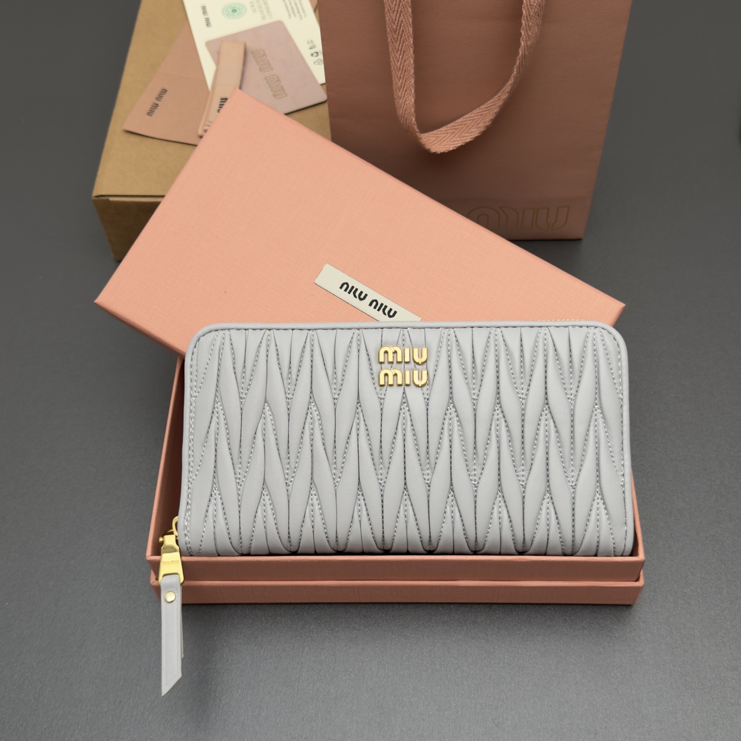 NO:920242,[Special grade hardware imported original leather] MATELASS sheepskin zipper wallet This simple and compact accessory combines form and function, presenting a unique Matelassé sheepskin leather craft effect. The body is equipped with card slots and a banknote compartment. The vertical metal lettering logo decoration brings a new look Metal lettering logo Money pull closure, sheepskin lining 12 card slots 2 gusseted compartments 1 zipper pocket 2 flat pockets No.: 5MO506 Imported sheepskin  Dimensions: width 20 cm x height 11 x thickness 3 cm, miumiu, miumiu, wallets, sheepskin19860909【特级五金进口原厂皮】 MATELASS 羊皮革拉链钱包 这款简约紧凑的配饰融合形式与功能,呈现别致的Matelassé羊皮革工艺效果.夹身搭载卡槽,和钞票隔层.纵向金属刻字徽标装饰焕现新意 金属刻字徽标 拉钱开合,羊皮内里 12个卡槽 2个角撑隔层 1个拉链口袋 2个扁平口袋 编号:5MO506 进口羊皮 尺寸:宽度20厘米x高度11x厚度3厘米,miumiu,miumiu,wallets,sheepskin,欧美剧