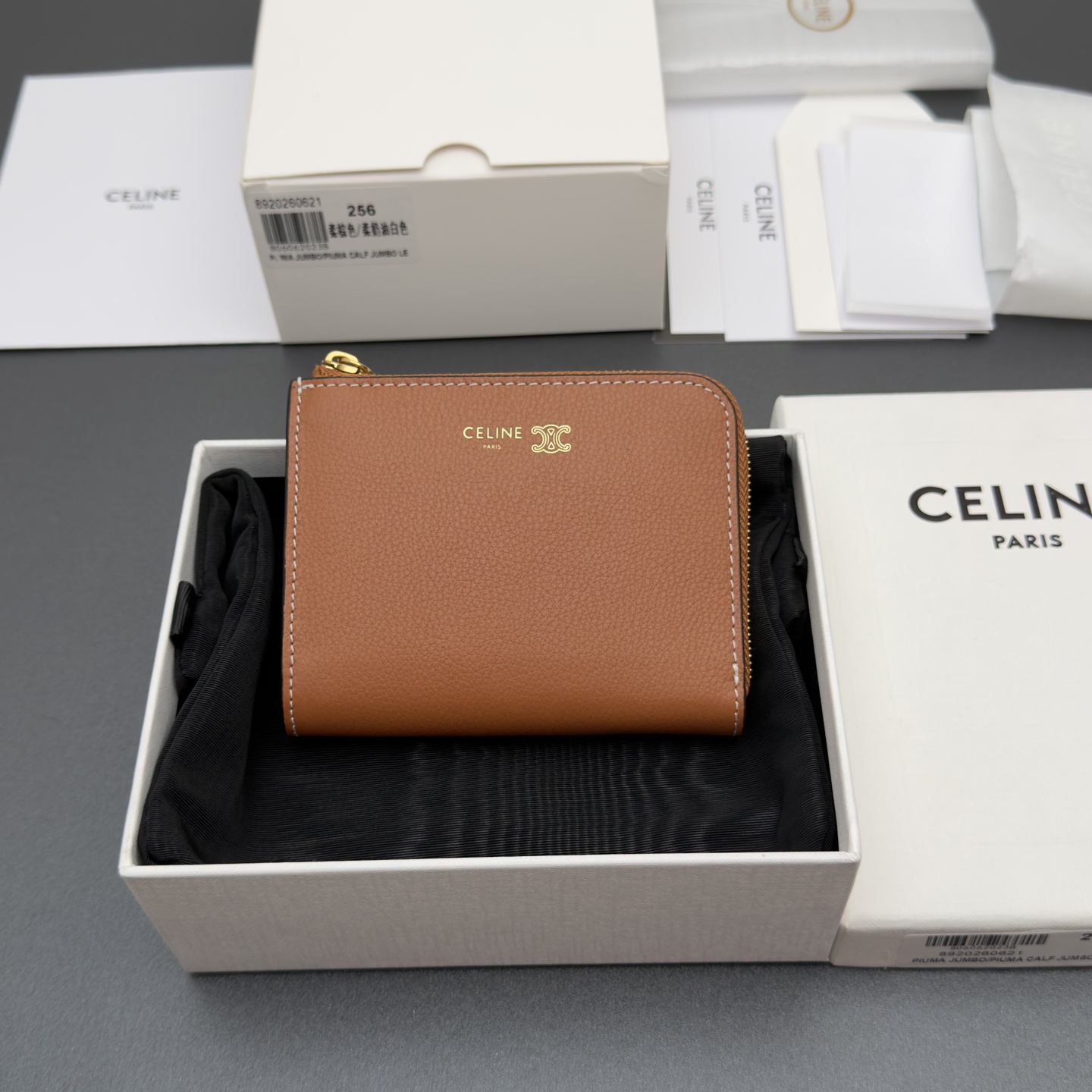 NO:920047,[Extra-grade pure steel hardware original leather] Cow leather zipper wallet zipper lock, cow leather lining, golden hot stamping hardware cow leather 1 flat pocket for banknotes 6 card slots No.: 10D256CCP.04LU 256 Soft brown/soft cream white Size: w11.5×h9xd2cm, celine wallet, celine, wallets, cowhide19860909【特级纯钢五金原厂皮】 牛皮革拉链钱包 拉链锁闭,牛皮革内里,金色烫金五金 牛皮革 1个扁平口袋可放钞票 6个卡糟 编号:10D256CCP.04LU 256 柔棕色/柔奶油白 尺寸:w11.5×h9xd2cm,celine钱包,celine,wallets,cowhide,欧美剧