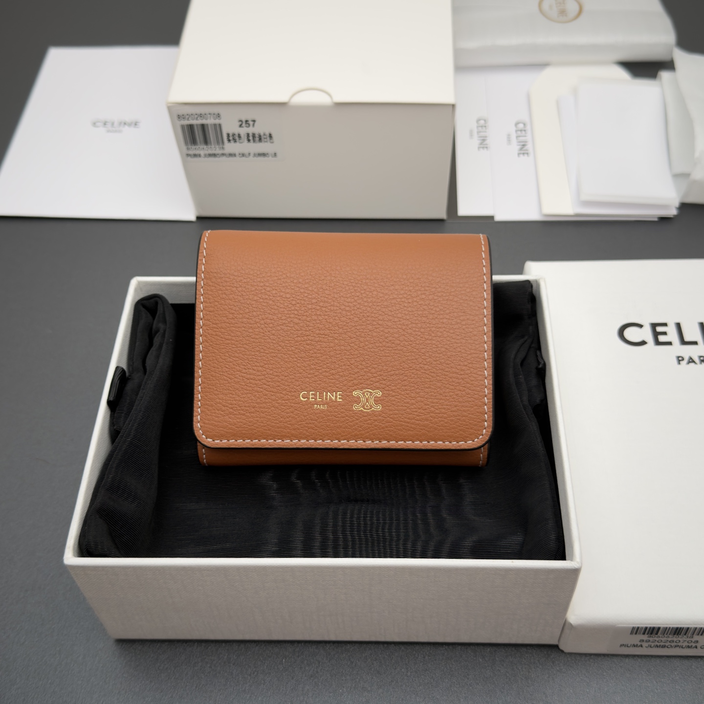 NO:920078,[Special grade imported original leather] TRIOMPHE printed short wallet, cow leather, cow leather lining, gold finish, snap button closure, 4 card slots, 1 gusseted zipper pocket, 1 banknote pocket, 3 flat pockets No.: L100HO 254.GFS3 257 257 Soft brown/soft cream white  Size:w10xh8.5xd2cm,celine wallet,celine,wallets,cowhide19860909【特级进口原厂皮】 TRIOMPHE印花短款钱包 牛皮革 牛皮革衬里 金色饰面 按扣开合 4个卡槽 1个带角撑拉链袋 1个纸币袋 3个扁平口袋 编号:L100HO 254 .GFS3 257 257 柔棕色/柔奶油白 尺寸:w10xh8.5xd2cm,celine钱包,celine,wallets,cowhide,欧美剧