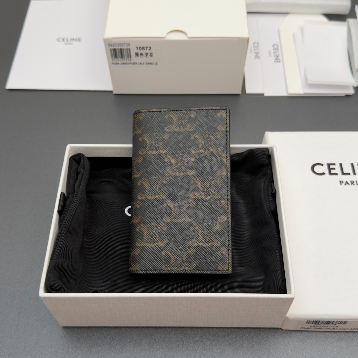 NO:920071,[Extra-grade pure steel hardware original leather] TRIOMPHE logo printed vertical card holder TRIOMPHE printed fabric Lined cow leather/fabric 4 card slots 3 flat pockets 1 outer flat pocket Number: 10K872 BZR.38SI 10872 Black/Presbyopia Size: w7.5xh12xd1cm, celine wallet, celine, wallets, cowhide19860909【特级纯钢五金原厂皮】 TRIOMPHE标志印花竖款卡包 TRIOMPHE印花面料 衬里牛皮革/织物 4个卡槽 3个扁平口袋 1个外侧平口袋 编号:10K872 BZR.38SI 10872 黑色/老花 尺寸:w7.5xh12xd1cm,celine钱包,celine,wallets,cowhide,欧美剧