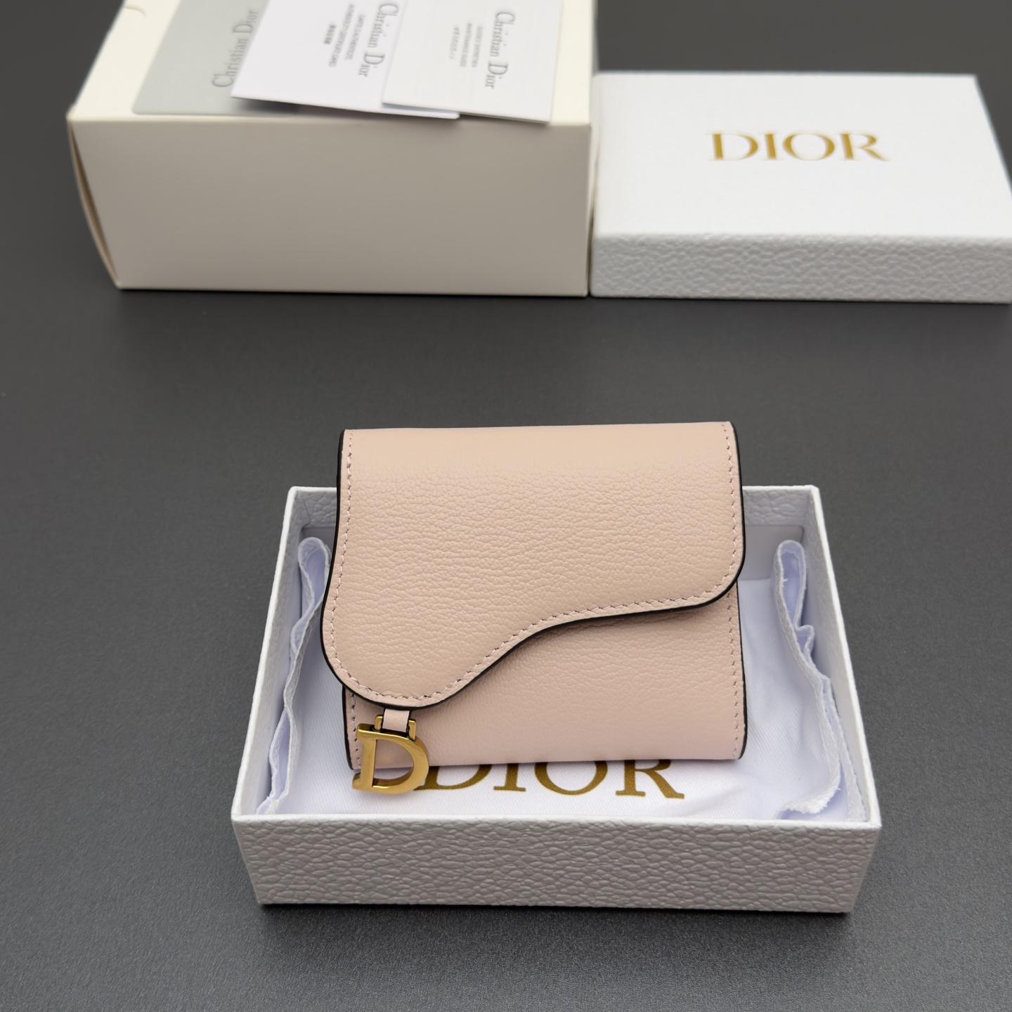 NO:940854,[Lotus Saddle Wallet Series] This Lotus Saddle Wallet is compact and practical, made of goat-grain cowhide and other materials, and can store a variety of small daily necessities. The stirrup D-shaped pendant on the front is fashionable and exquisite. It has 4 card slots, 2 internal slip pockets, 1 cash compartment, 1 zipper pocket, and 1 back slip pocket, suitable for various occasions. Model S5652 Goat-grain rouge powder/cow leather  Size w10xh9xd3cm, Dior wallet, dior, wallets, cowhide19860909【Lotus 马鞍钱包系列】 这款Lotus马鞍钱包精巧实用,采用山羊纹牛皮等材料精心制作,可收纳各种小件日常用品.正面马镫D形吊饰,时尚精致,设有4个卡槽,2个内部插袋,1个现金隔层,1个拉链口袋,1个背面插袋,适合各种场合. 型号S5652山羊纹胭脂粉/牛皮 尺寸w10xh9xd3cm,迪奥钱包,dior,wallets,cowhide,Bag
