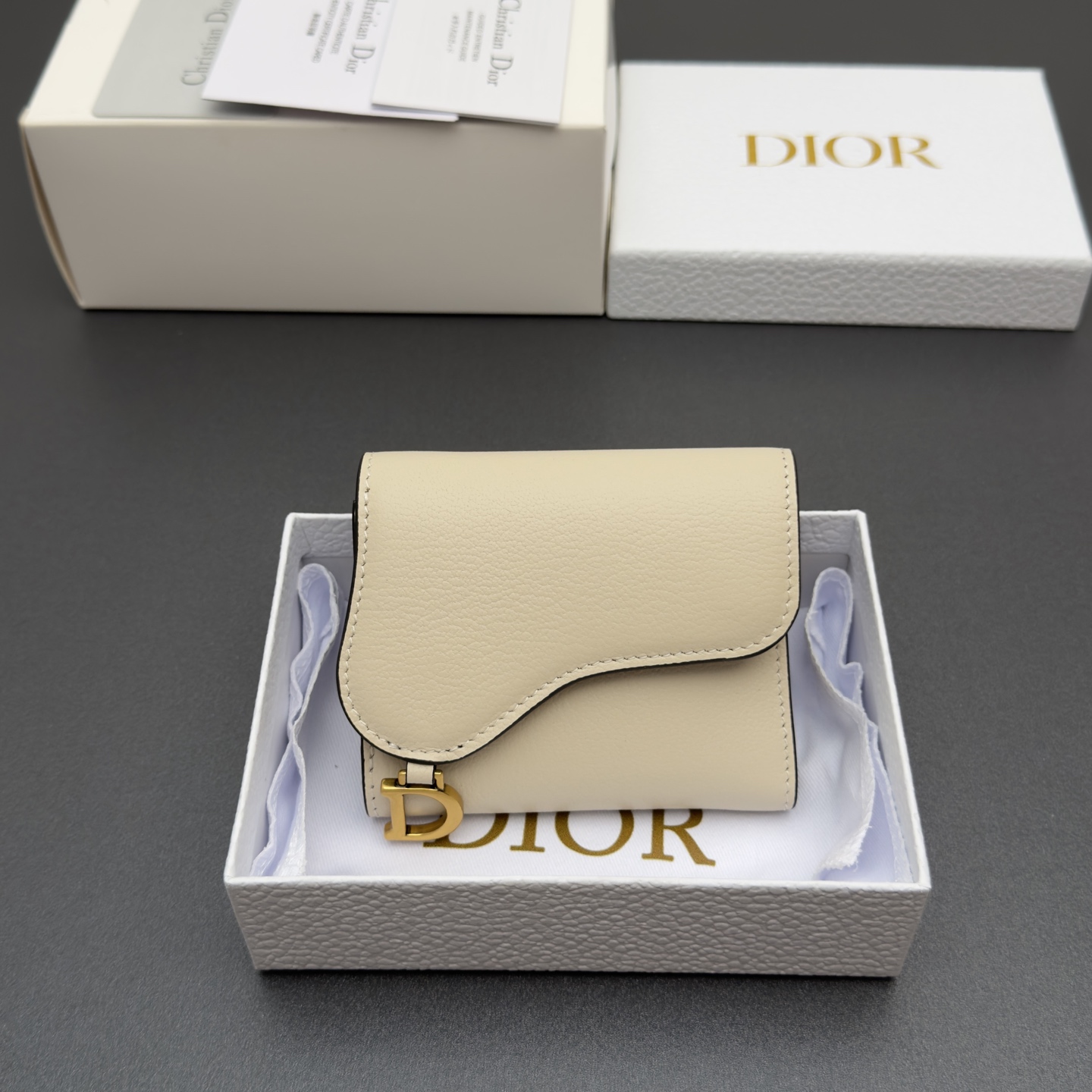 NO:940859,[Lotus Saddle Wallet Series] This Lotus Saddle Wallet is compact and practical, made of goat-grain cowhide and other materials, and can store a variety of small daily necessities. The stirrup D-shaped pendant on the front is fashionable and exquisite. It has 4 card slots, 2 internal slip pockets, 1 cash compartment, 1 zipper pocket, and 1 back slip pocket, suitable for various occasions. Model S5652 Goat-grain rouge rice/cow leather  Size w10xh9xd3cm, Dior wallet, dior, wallets, cowhide19860909【Lotus 马鞍钱包系列】 这款Lotus马鞍钱包精巧实用,采用山羊纹牛皮等材料精心制作,可收纳各种小件日常用品.正面马镫D形吊饰,时尚精致,设有4个卡槽,2个内部插袋,1个现金隔层,1个拉链口袋,1个背面插袋,适合各种场合. 型号S5652山羊纹胭脂米/牛皮 尺寸w10xh9xd3cm,迪奥钱包,dior,wallets,cowhide,Bag