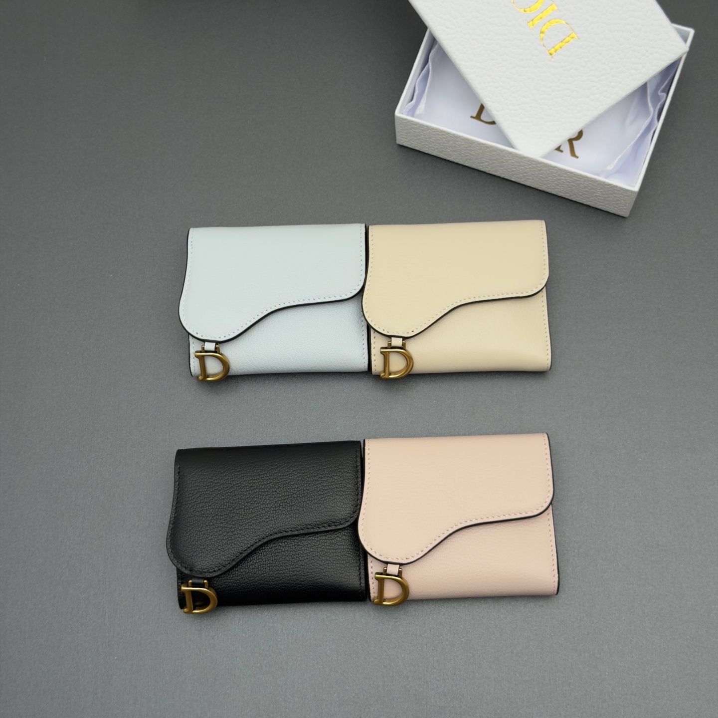 NO:940865,[Lotus Saddle Wallet Series] This Lotus Saddle Wallet is compact and practical, made of goat-grain cowhide and other materials, and can store a variety of small daily necessities. The stirrup D-shaped pendant on the front is fashionable and exquisite. It has 4 card slots, 2 internal slip pockets, 1 cash compartment, 1 zipper pocket, and 1 back slip pocket, suitable for various occasions. Model S5652 Goat-grain rouge/cow leather  Size w10xh9xd3cm, Dior wallet, dior, wallets, cowhide19860909【Lotus 马鞍钱包系列】 这款Lotus马鞍钱包精巧实用,采用山羊纹牛皮等材料精心制作,可收纳各种小件日常用品.正面马镫D形吊饰,时尚精致,设有4个卡槽,2个内部插袋,1个现金隔层,1个拉链口袋,1个背面插袋,适合各种场合. 型号S5652山羊纹胭脂/牛皮 尺寸w10xh9xd3cm,迪奥钱包,dior,wallets,cowhide,Bag