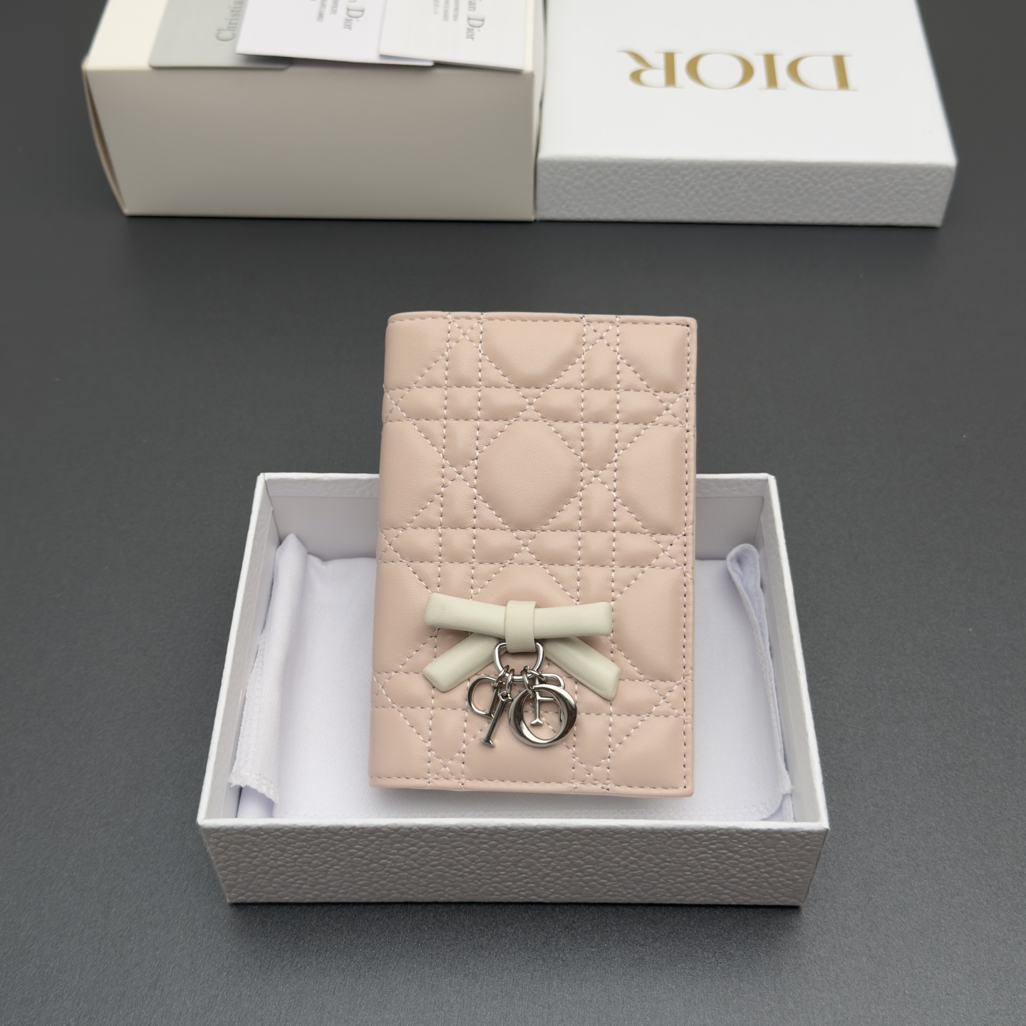 NO:940891,[Lady Passport Case Wallet Series] Carefully made of soft sheepskin and other materials, with oversized cannage pattern topstitching, brand charms with leather bows of the same tone, more refined and elegant, equipped with 3 card slots, 2 internal pockets, suitable for various occasions. Model S2626 pink and white plaid sheepskin size w10xh14xd2cm, Dior wallet, dior, wallets, sheepskin19860909【Lady 护照套钱包系列】 采用柔软羊皮革等材料精心制作,搭配超大藤格纹缉面线,品牌吊饰搭配同色调皮革蝴蝶结更显精致,高雅,设有3个卡槽,2个内部插袋,适合各种场合. 型号S2626 粉拼白腾格纹羊皮 尺寸w10xh14xd2cm,迪奥钱包,dior,wallets,sheepskin,Bag