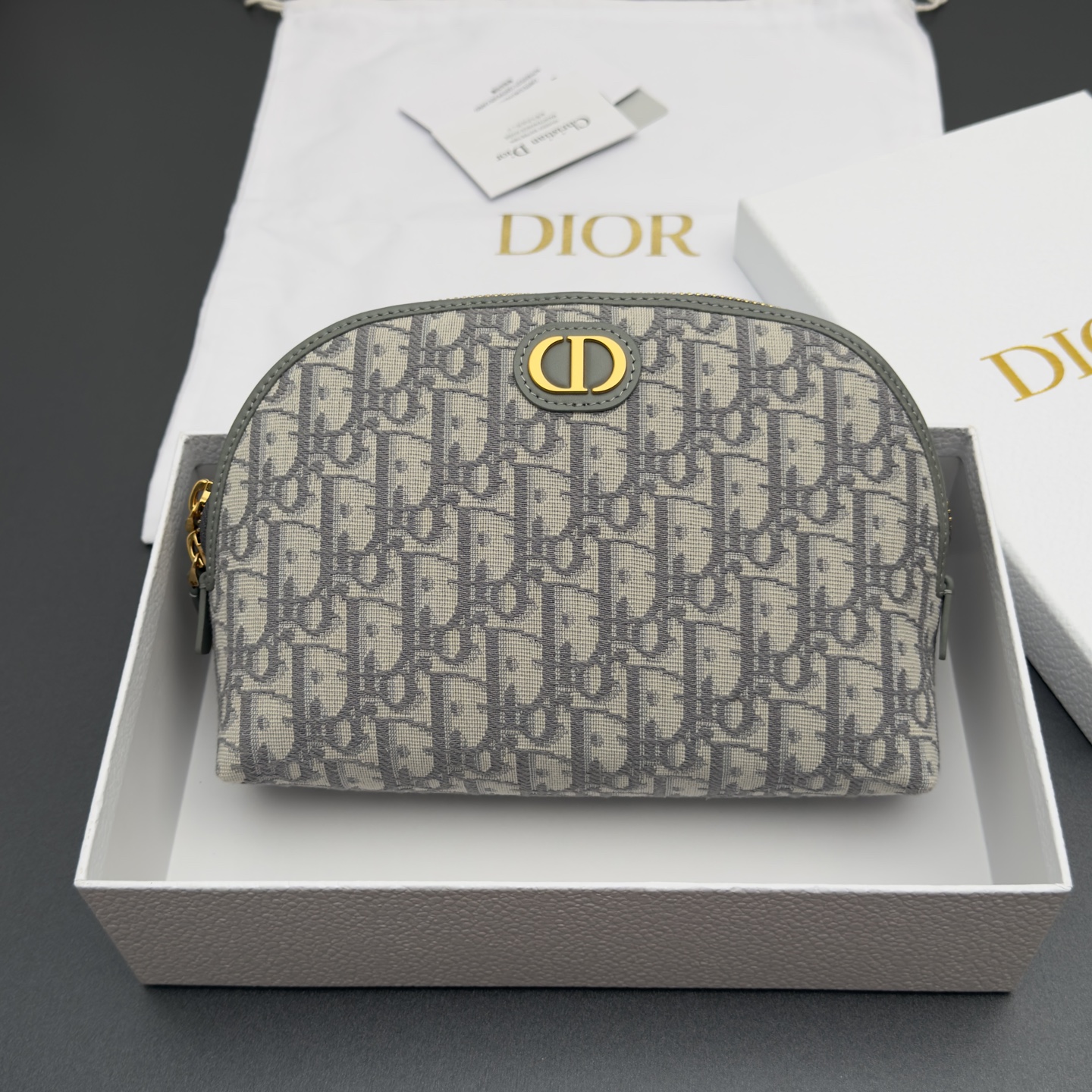 NO:940905,[Small cosmetic bag series] This is carefully made of Oblique printed fabrics and other materials, with a metal brand logo on the front. 1 large space compartment, 1 inner patch pocket, fashionable and exquisite style, spacious space. Model s2123 jacquard gray/cowhide size w21.5xxh16x6cm, Dior wallet, dior, wallets, cosmetic bags & cases, cowhide19860909【小型化妆包系列】 这款采用Oblique印花面料等材料精心制作,搭配正面饰以金属品牌标志.1个大空间隔层,1个内贴袋,款式时尚精美,空间寞敞. 型号s2123 提花灰/牛皮 尺寸w21.5xxh16x6cm,迪奥钱包,dior,wallets,cosmetic bags & cases,cowhide,Bag