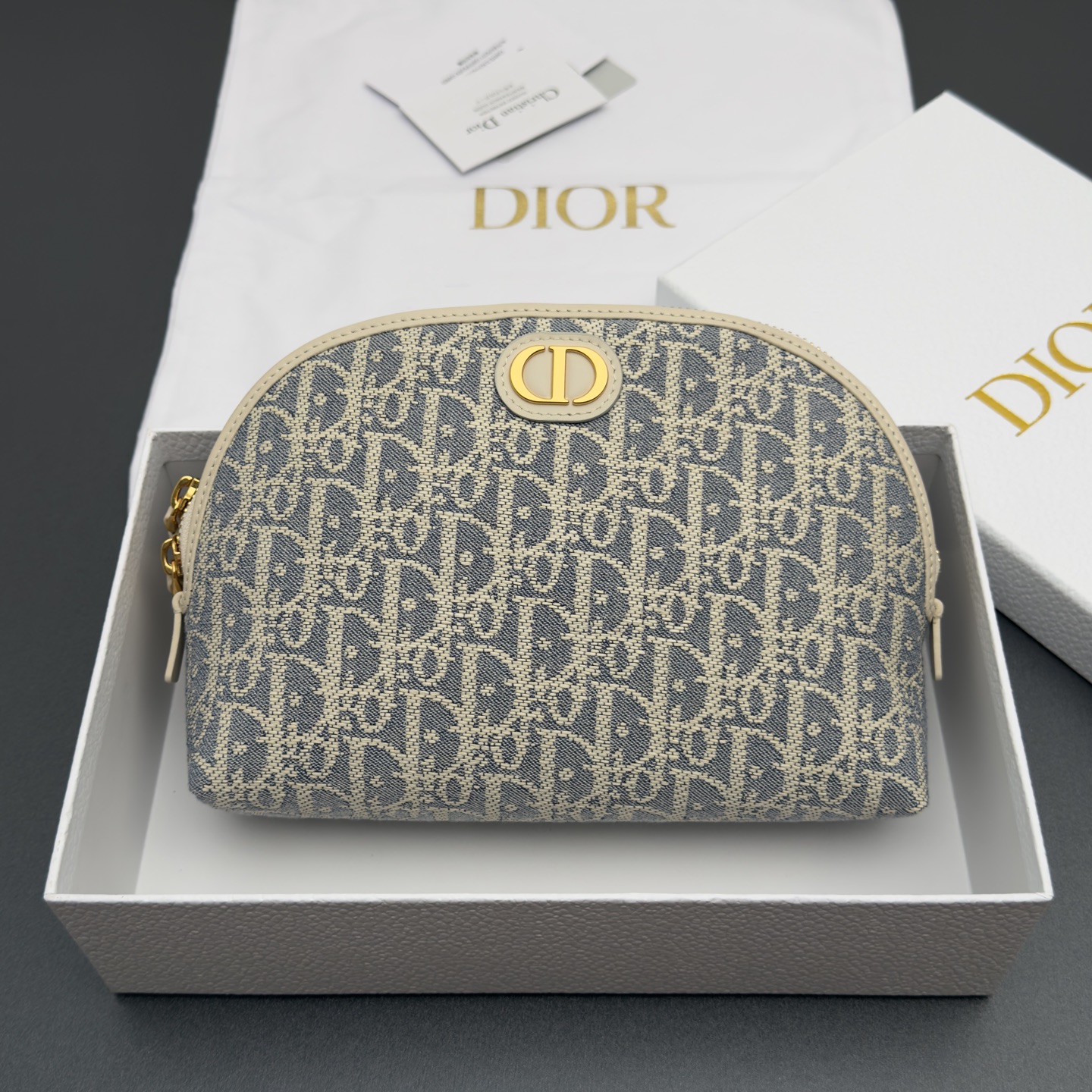 NO:940907,[Small cosmetic bag series] This is carefully made of Oblique printed fabrics and other materials, with a metal brand logo on the front. 1 large space compartment, 1 inner patch pocket, fashionable and exquisite style, spacious space. Model s2123 raffia/cowhide size w21.5xxh16x6cm, Dior wallet, dior, wallets, cosmetic bags & cases, cowhide19860909【小型化妆包系列】 这款采用Oblique印花面料等材料精心制作,搭配正面饰以金属品牌标志.1个大空间隔层,1个内贴袋,款式时尚精美,空间寞敞. 型号s2123 酒椰草/牛皮 尺寸w21.5xxh16x6cm,迪奥钱包,dior,wallets,cosmetic bags & cases,cowhide,Bag