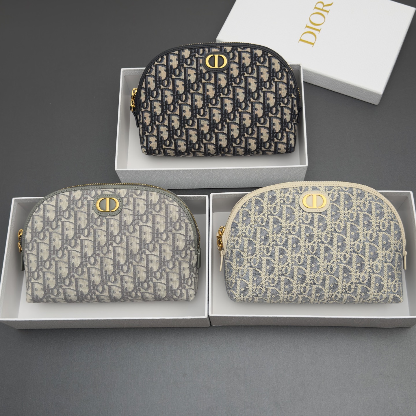NO:940914,[Small cosmetic bag series] This is carefully made of Oblique printed fabrics and other materials, with a metal brand logo on the front. 1 large space compartment, 1 inner patch pocket, fashionable and exquisite style, spacious space. Model s2123 jacquard/cowhide size w21.5xxh16x6cm, Dior wallet, dior, wallets, cosmetic bags & cases, cowhide19860909【小型化妆包系列】 这款采用Oblique印花面料等材料精心制作,搭配正面饰以金属品牌标志.1个大空间隔层,1个内贴袋,款式时尚精美,空间寞敞. 型号s2123 提花/牛皮 尺寸w21.5xxh16x6cm,迪奥钱包,dior,wallets,cosmetic bags & cases,cowhide,Bag