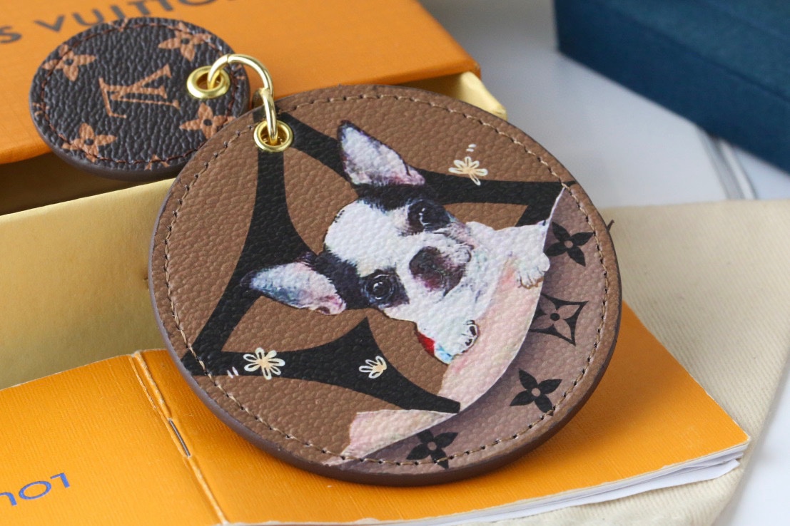Dog keychain in gift packaging