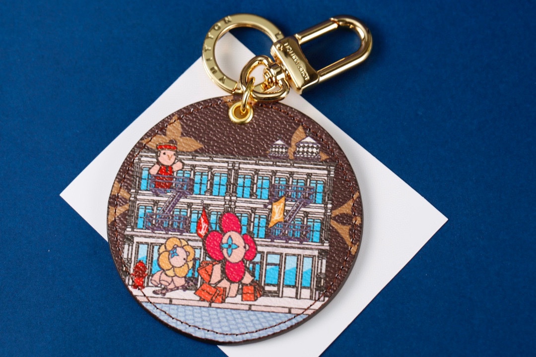 Round keychain with Parisian Shopping theme.