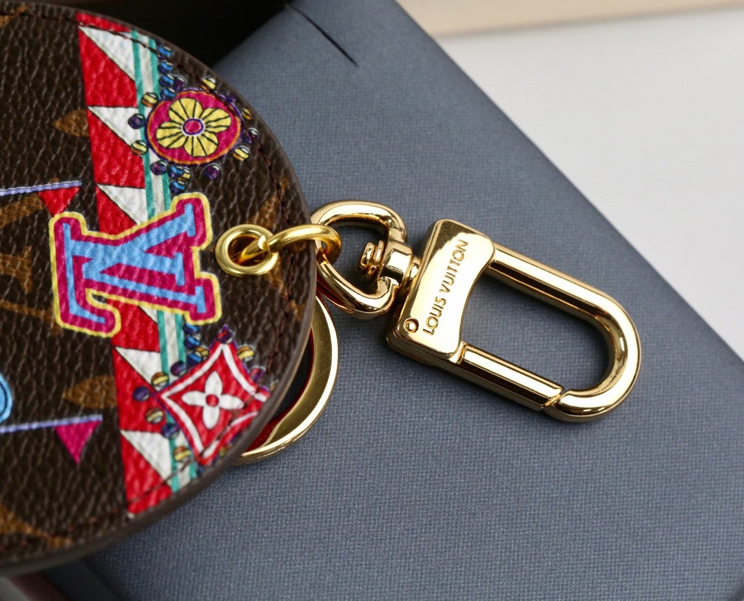 Texture of the keychain pendant, showcasing the coffee color