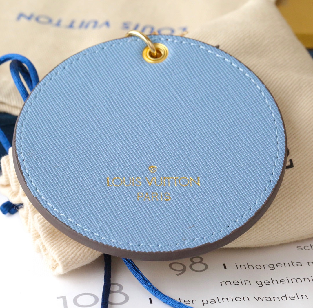 Texture of the keychain pendant, showcasing the coffee color