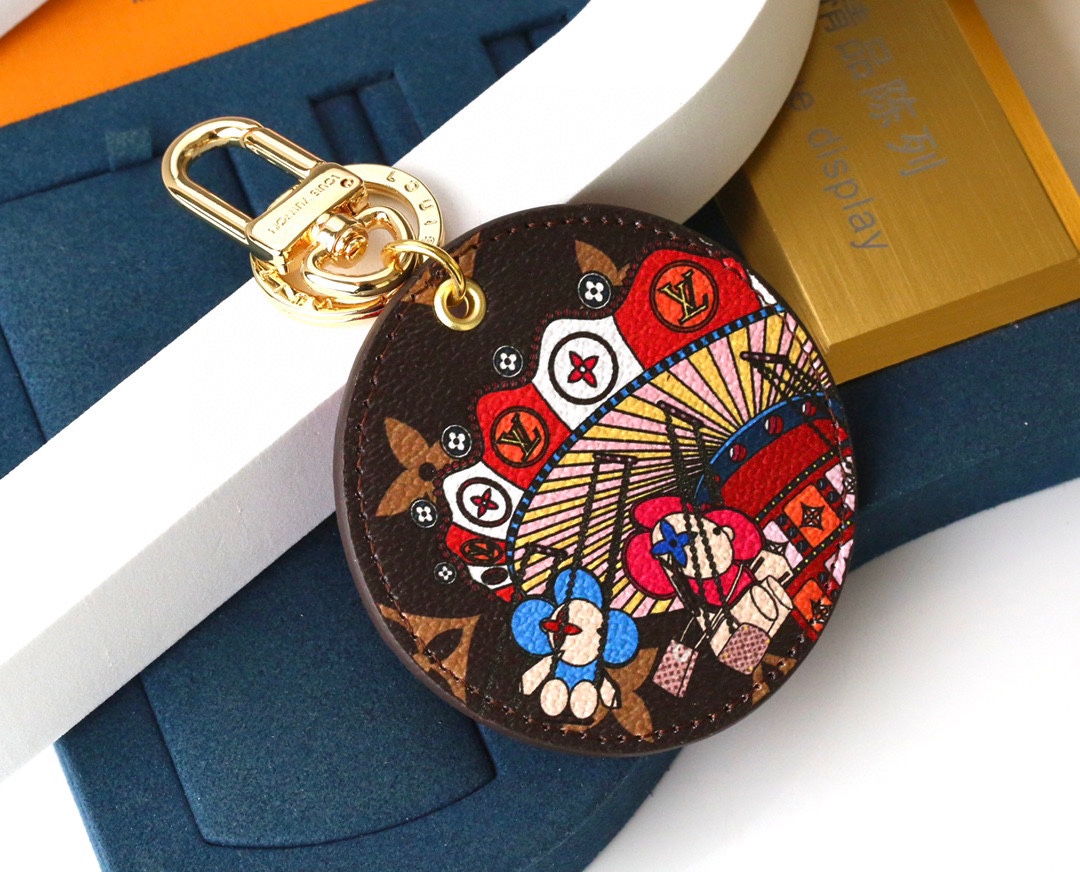 Leather carousel keychain with circle design and sunny flower
