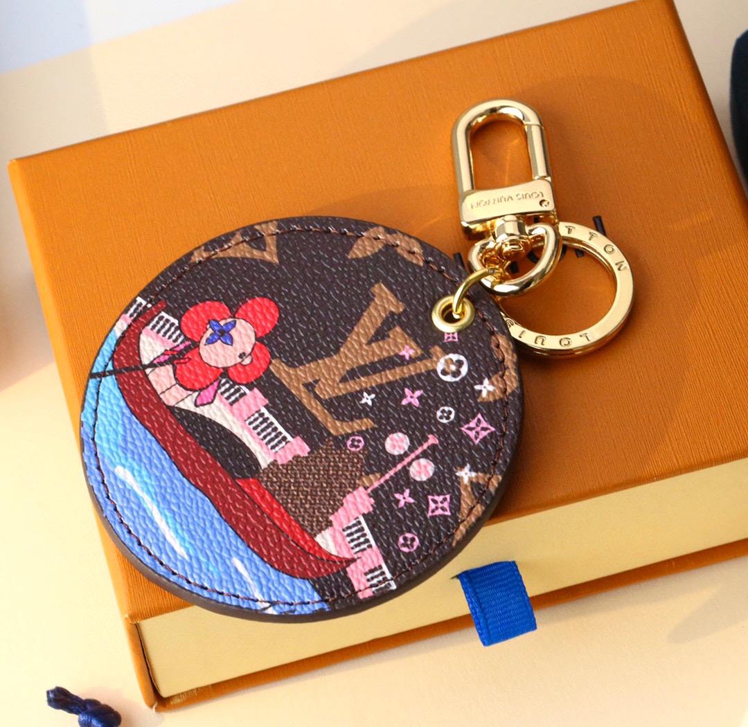 Side view of the round keychain.